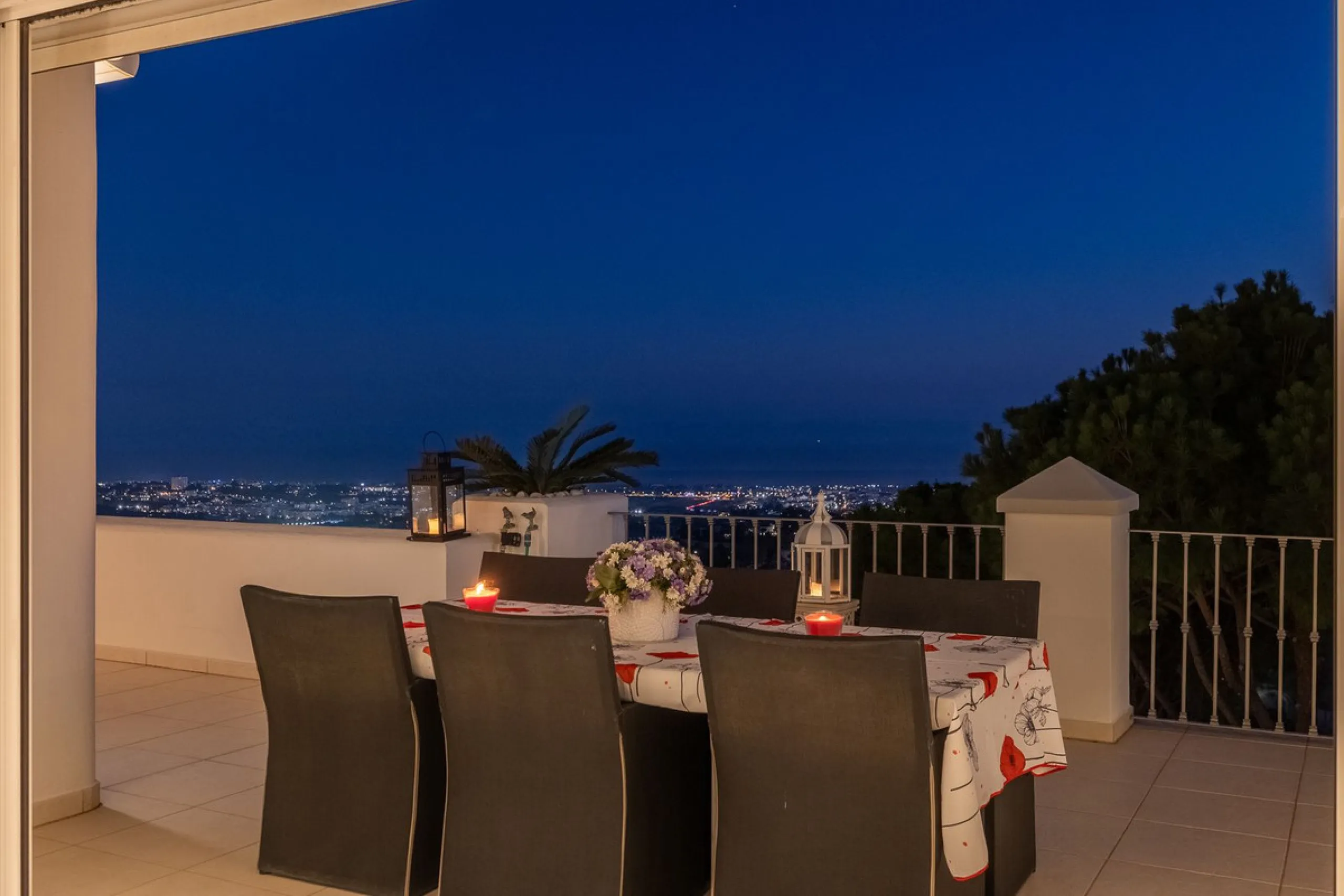 Welcome to this exceptional 3-bedroom duplex apartment in Las Colinas de La Heredia - a rare opportunity to own one of the most privileged homes within this sought-after enclave of Benahavís. This residence offers uninterrupted views across the sea, mount