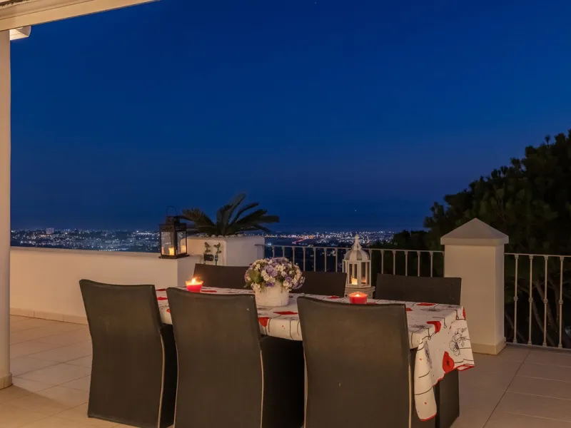 Welcome to this exceptional 3-bedroom duplex apartment in Las Colinas de La Heredia - a rare opportunity to own one of the most privileged homes within this sought-after enclave of Benahavís. This residence offers uninterrupted views across the sea, mount