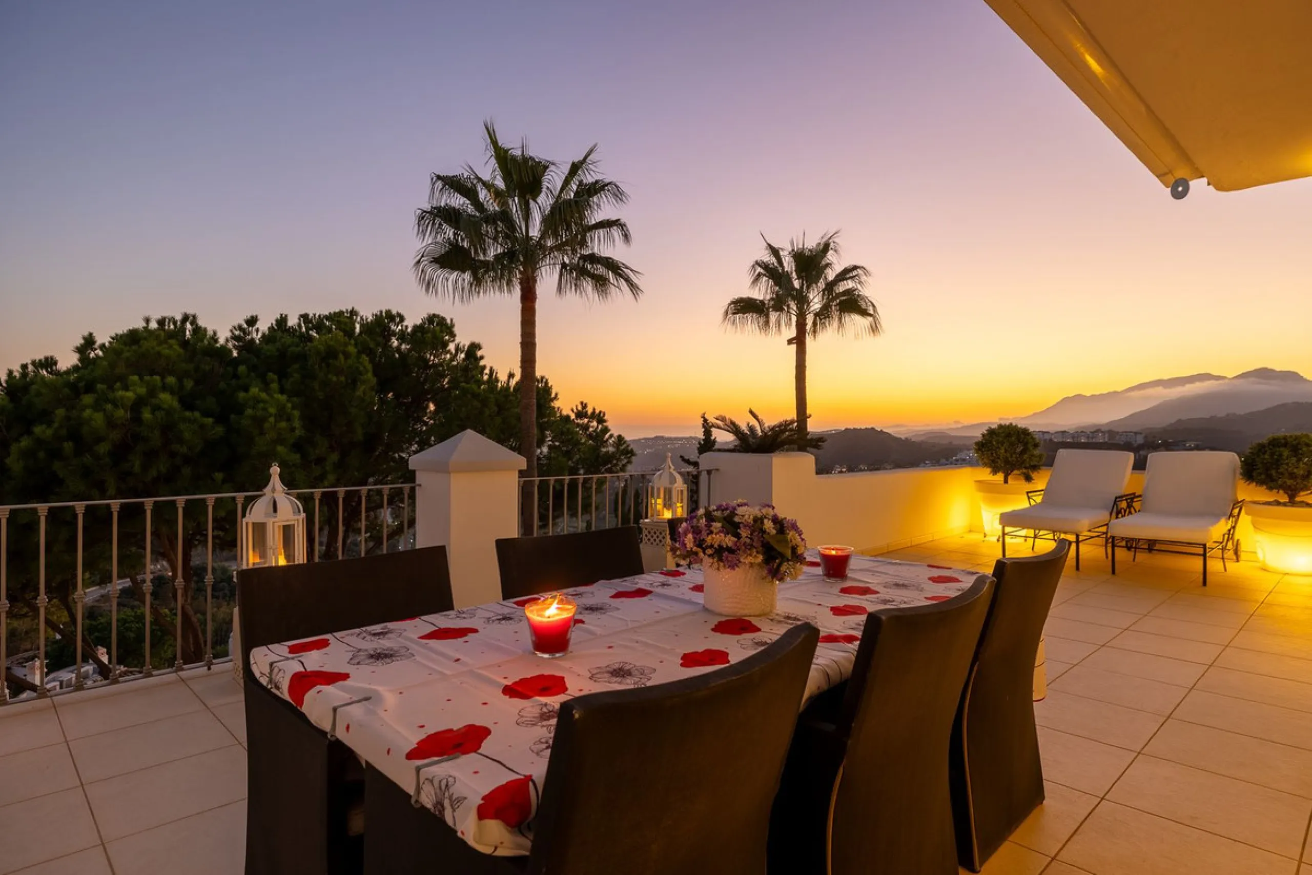 Welcome to this exceptional 3-bedroom duplex apartment in Las Colinas de La Heredia - a rare opportunity to own one of the most privileged homes within this sought-after enclave of Benahavís. This residence offers uninterrupted views across the sea, mount