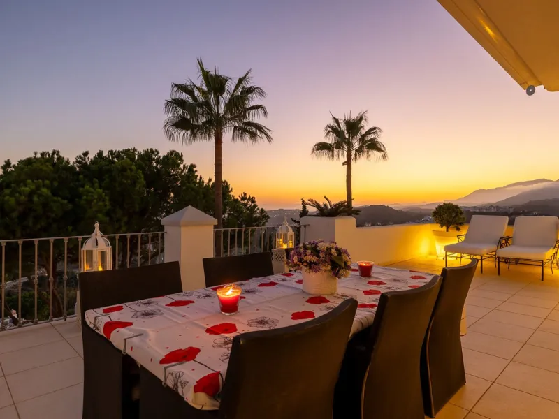 Welcome to this exceptional 3-bedroom duplex apartment in Las Colinas de La Heredia - a rare opportunity to own one of the most privileged homes within this sought-after enclave of Benahavís. This residence offers uninterrupted views across the sea, mount