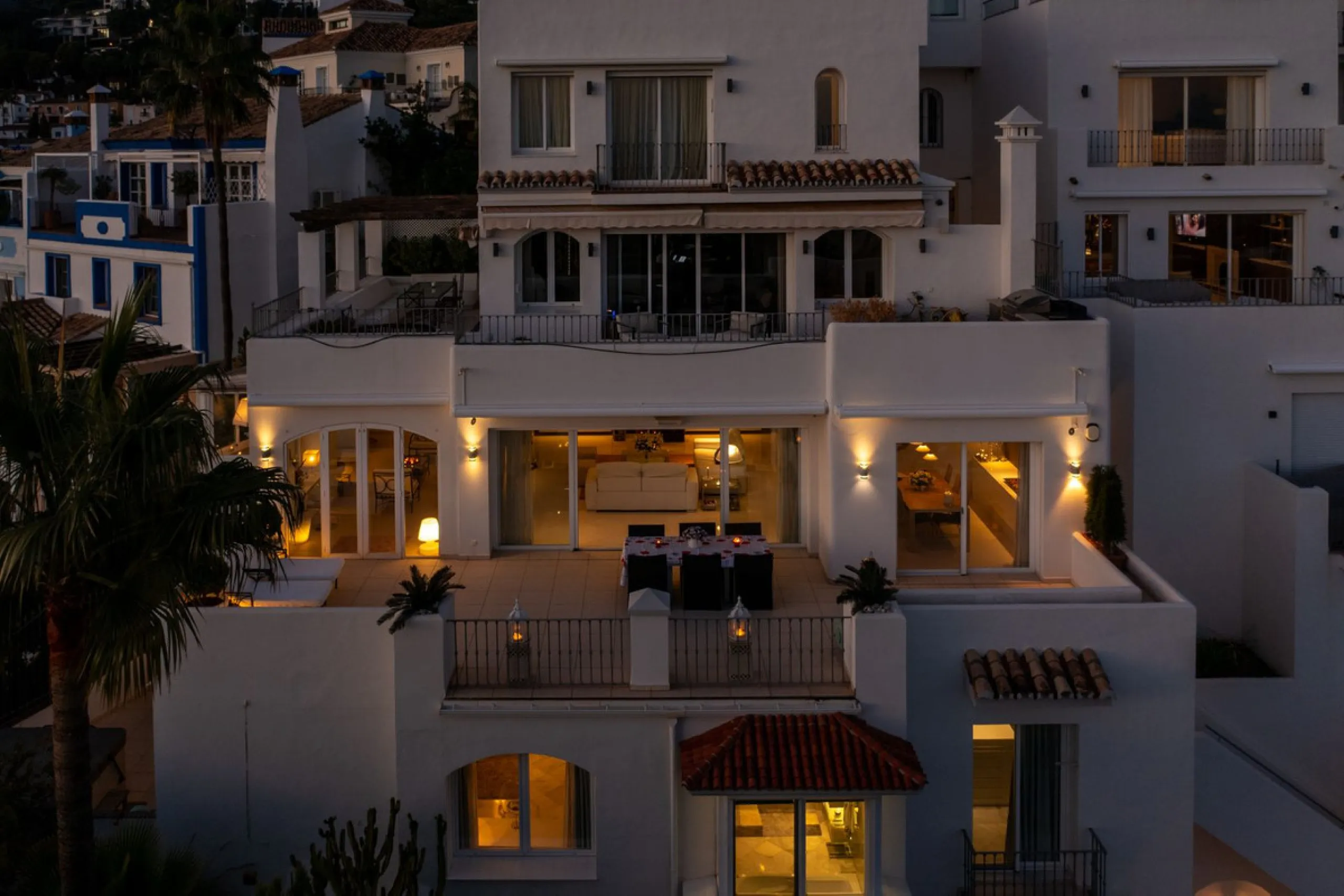 Welcome to this exceptional 3-bedroom duplex apartment in Las Colinas de La Heredia - a rare opportunity to own one of the most privileged homes within this sought-after enclave of Benahavís. This residence offers uninterrupted views across the sea, mount