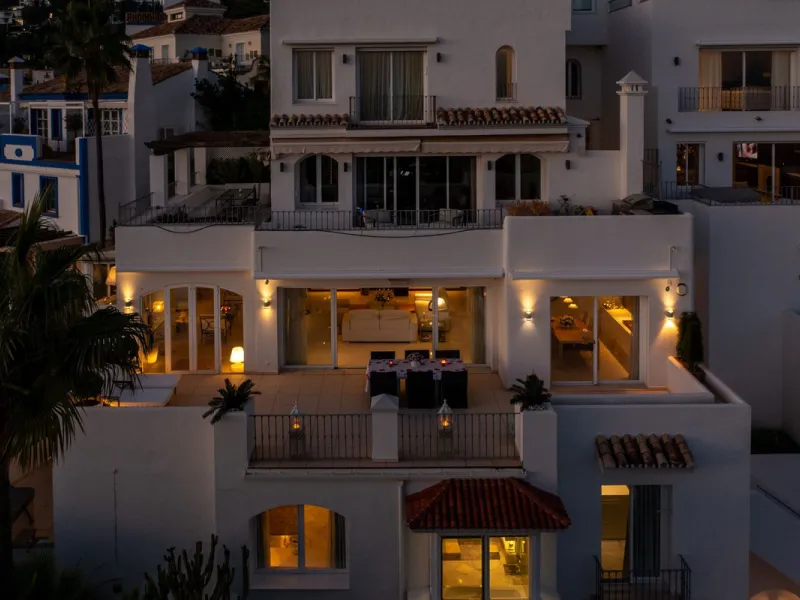 Welcome to this exceptional 3-bedroom duplex apartment in Las Colinas de La Heredia - a rare opportunity to own one of the most privileged homes within this sought-after enclave of Benahavís. This residence offers uninterrupted views across the sea, mount