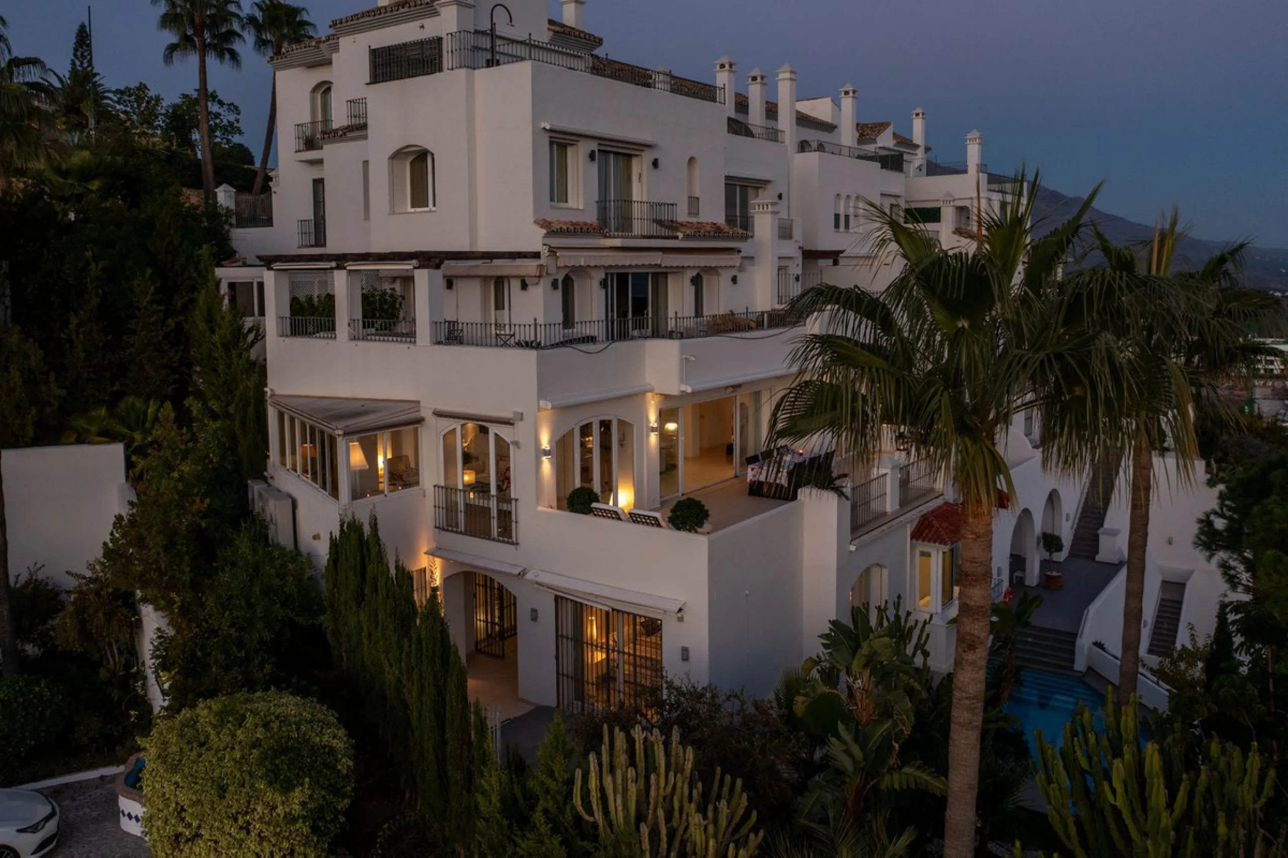 Welcome to this exceptional 3-bedroom duplex apartment in Las Colinas de La Heredia - a rare opportunity to own one of the most privileged homes within this sought-after enclave of Benahavís. This residence offers uninterrupted views across the sea, mount