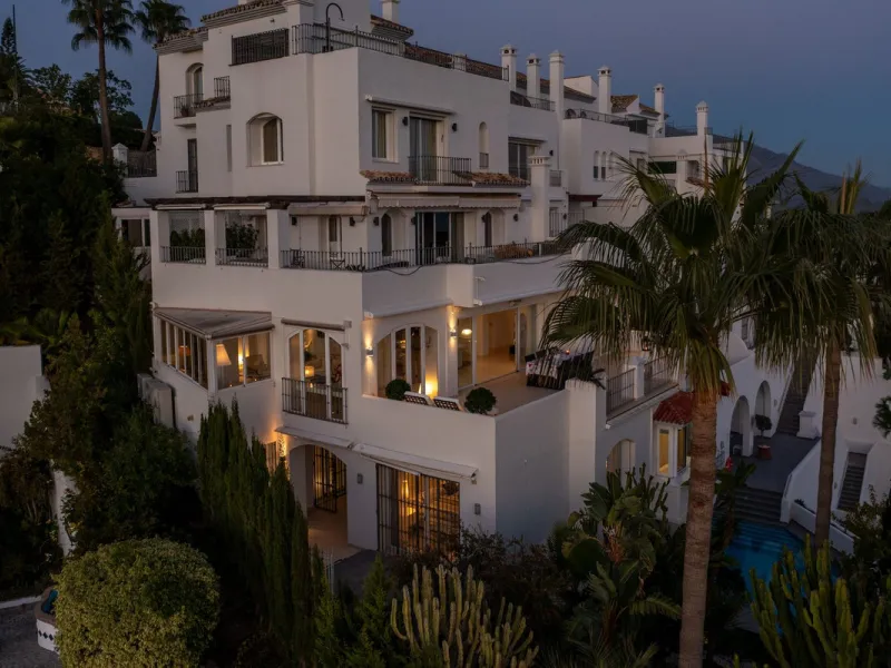 Welcome to this exceptional 3-bedroom duplex apartment in Las Colinas de La Heredia - a rare opportunity to own one of the most privileged homes within this sought-after enclave of Benahavís. This residence offers uninterrupted views across the sea, mount