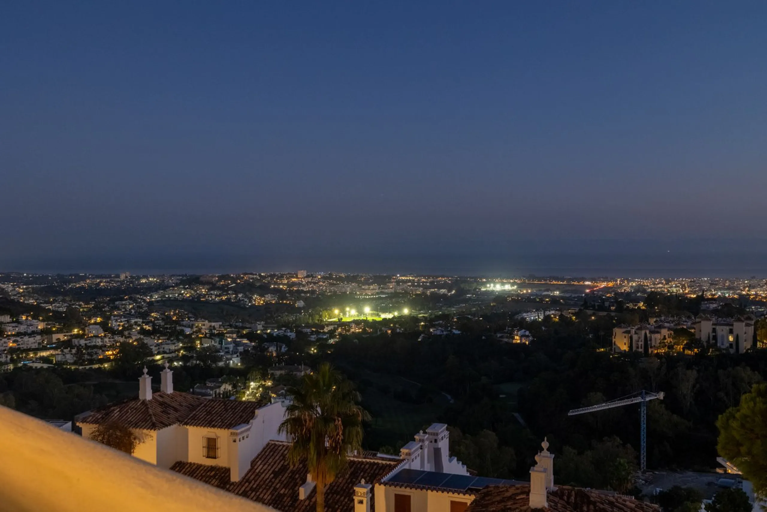 Welcome to this exceptional 3-bedroom duplex apartment in Las Colinas de La Heredia - a rare opportunity to own one of the most privileged homes within this sought-after enclave of Benahavís. This residence offers uninterrupted views across the sea, mount
