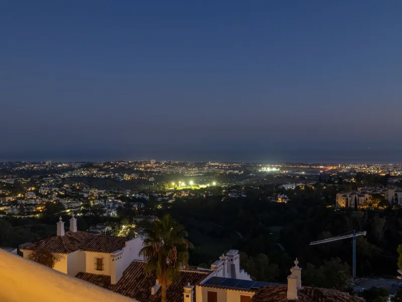 Welcome to this exceptional 3-bedroom duplex apartment in Las Colinas de La Heredia - a rare opportunity to own one of the most privileged homes within this sought-after enclave of Benahavís. This residence offers uninterrupted views across the sea, mount