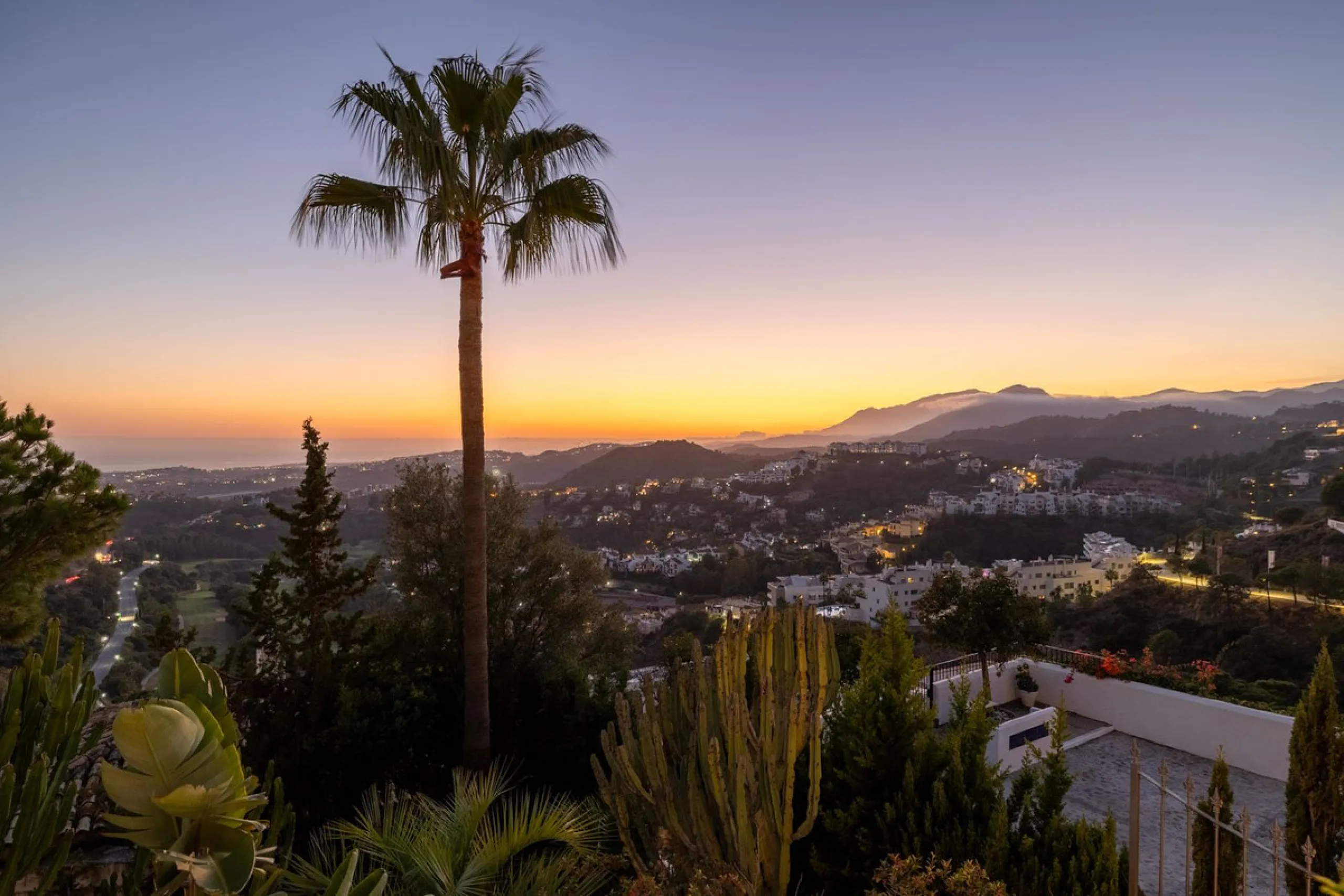 Welcome to this exceptional 3-bedroom duplex apartment in Las Colinas de La Heredia - a rare opportunity to own one of the most privileged homes within this sought-after enclave of Benahavís. This residence offers uninterrupted views across the sea, mount