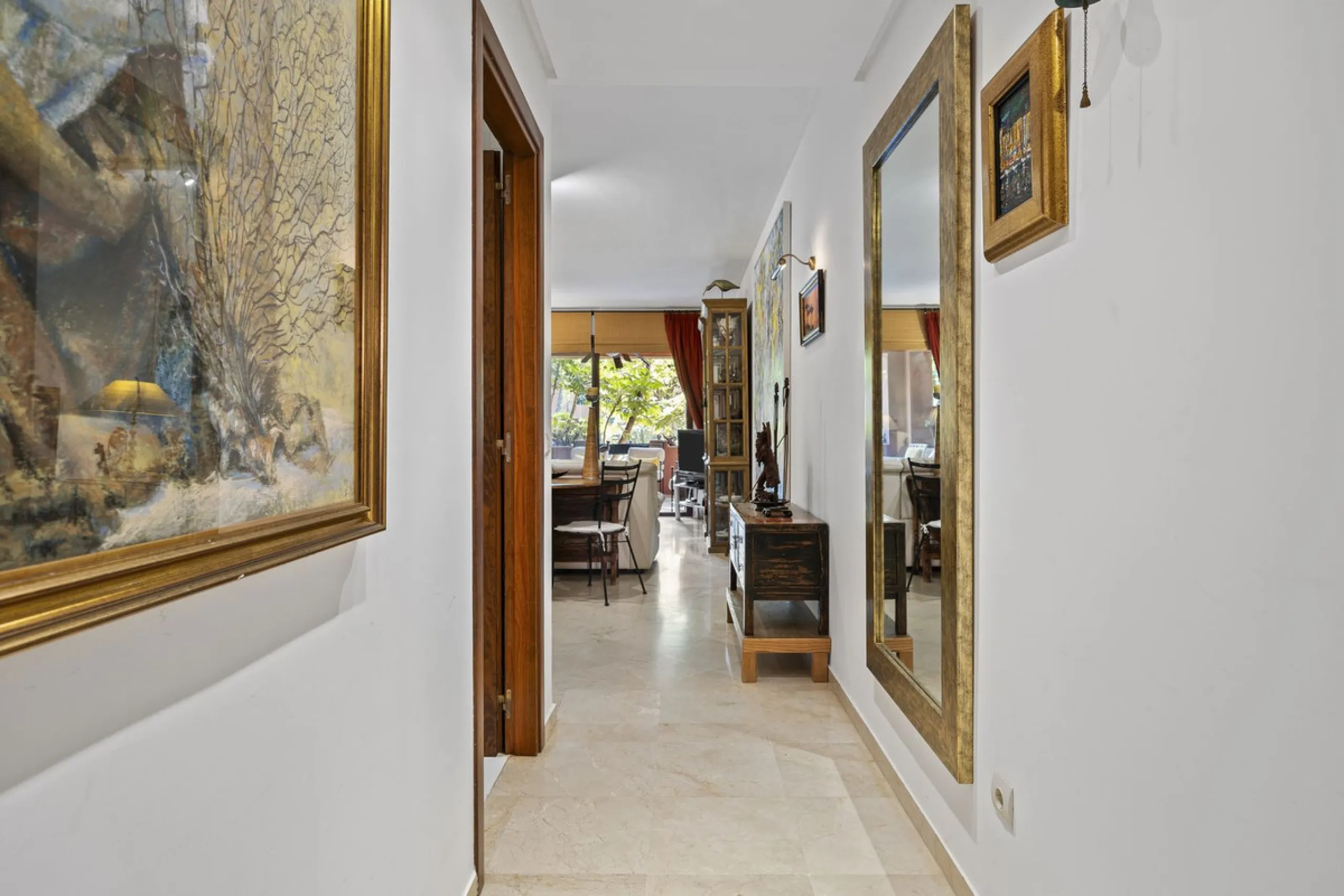 This elegant apartment is located in Alicate Playa, one of the most prestigious beachfront developments on the Costa del Sol, situated next to one of Marbella's finest sandy beaches.