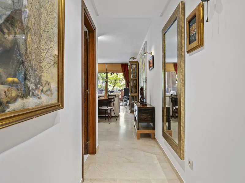 This elegant apartment is located in Alicate Playa, one of the most prestigious beachfront developments on the Costa del Sol, situated next to one of Marbella's finest sandy beaches.