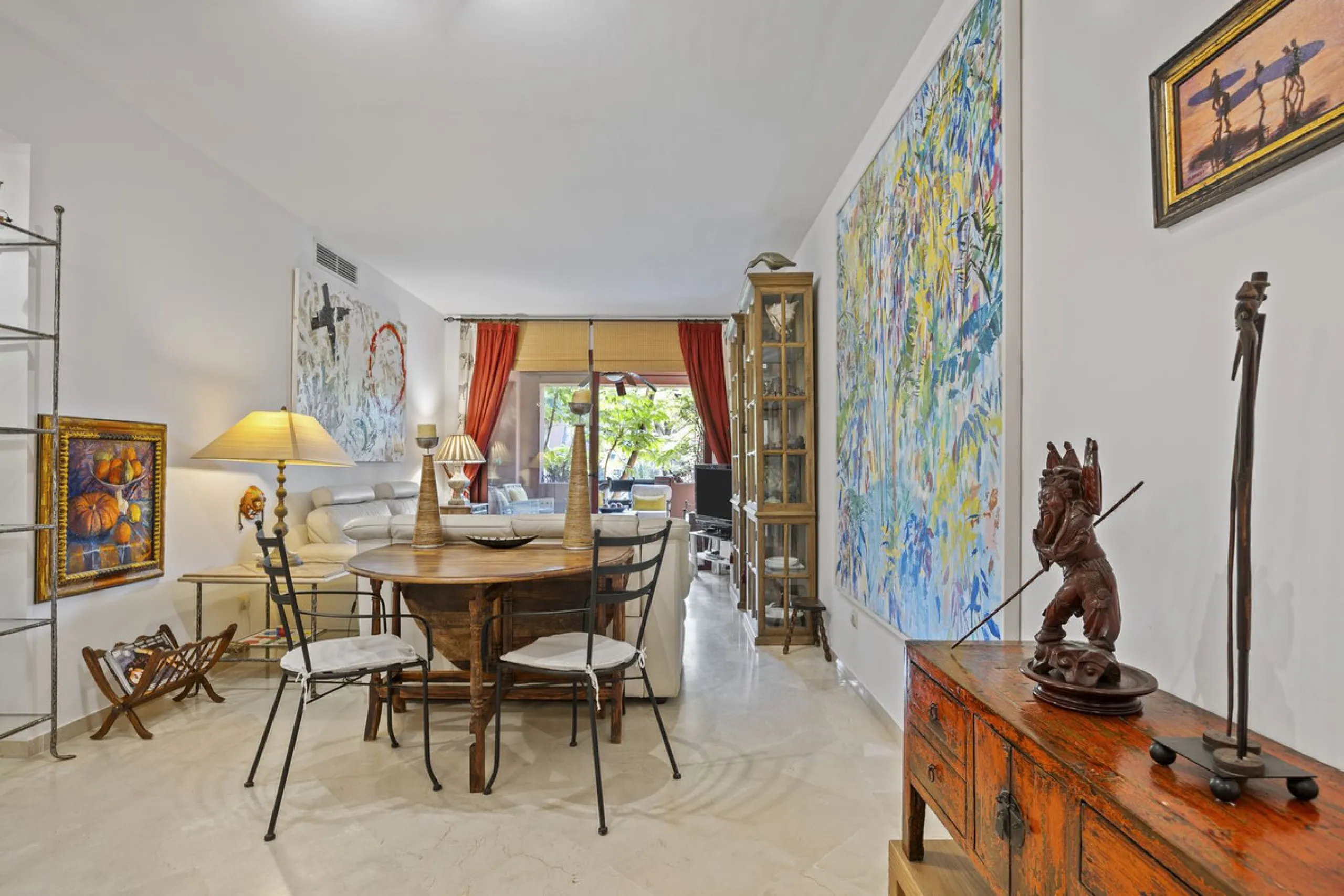 This elegant apartment is located in Alicate Playa, one of the most prestigious beachfront developments on the Costa del Sol, situated next to one of Marbella's finest sandy beaches.