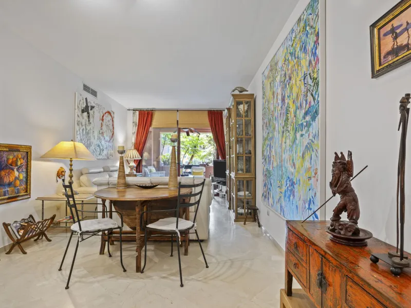 This elegant apartment is located in Alicate Playa, one of the most prestigious beachfront developments on the Costa del Sol, situated next to one of Marbella's finest sandy beaches.