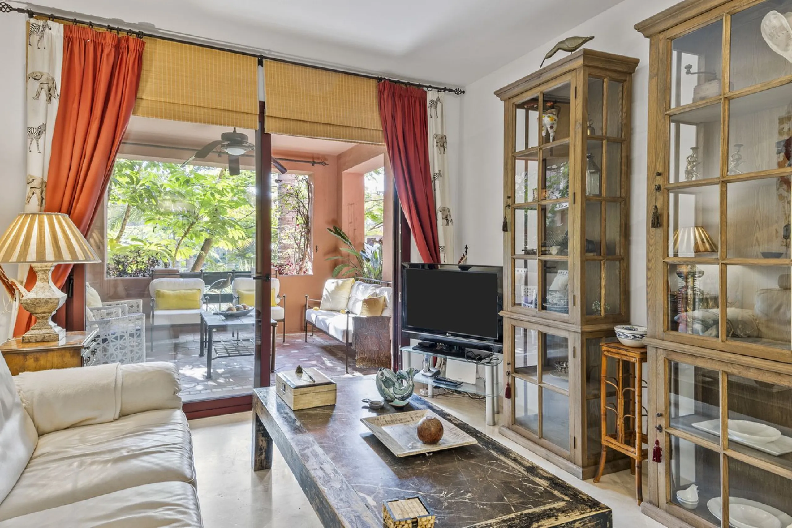 This elegant apartment is located in Alicate Playa, one of the most prestigious beachfront developments on the Costa del Sol, situated next to one of Marbella's finest sandy beaches.