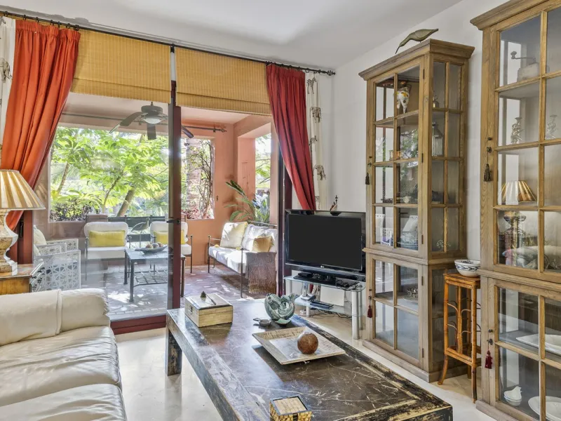 This elegant apartment is located in Alicate Playa, one of the most prestigious beachfront developments on the Costa del Sol, situated next to one of Marbella's finest sandy beaches.