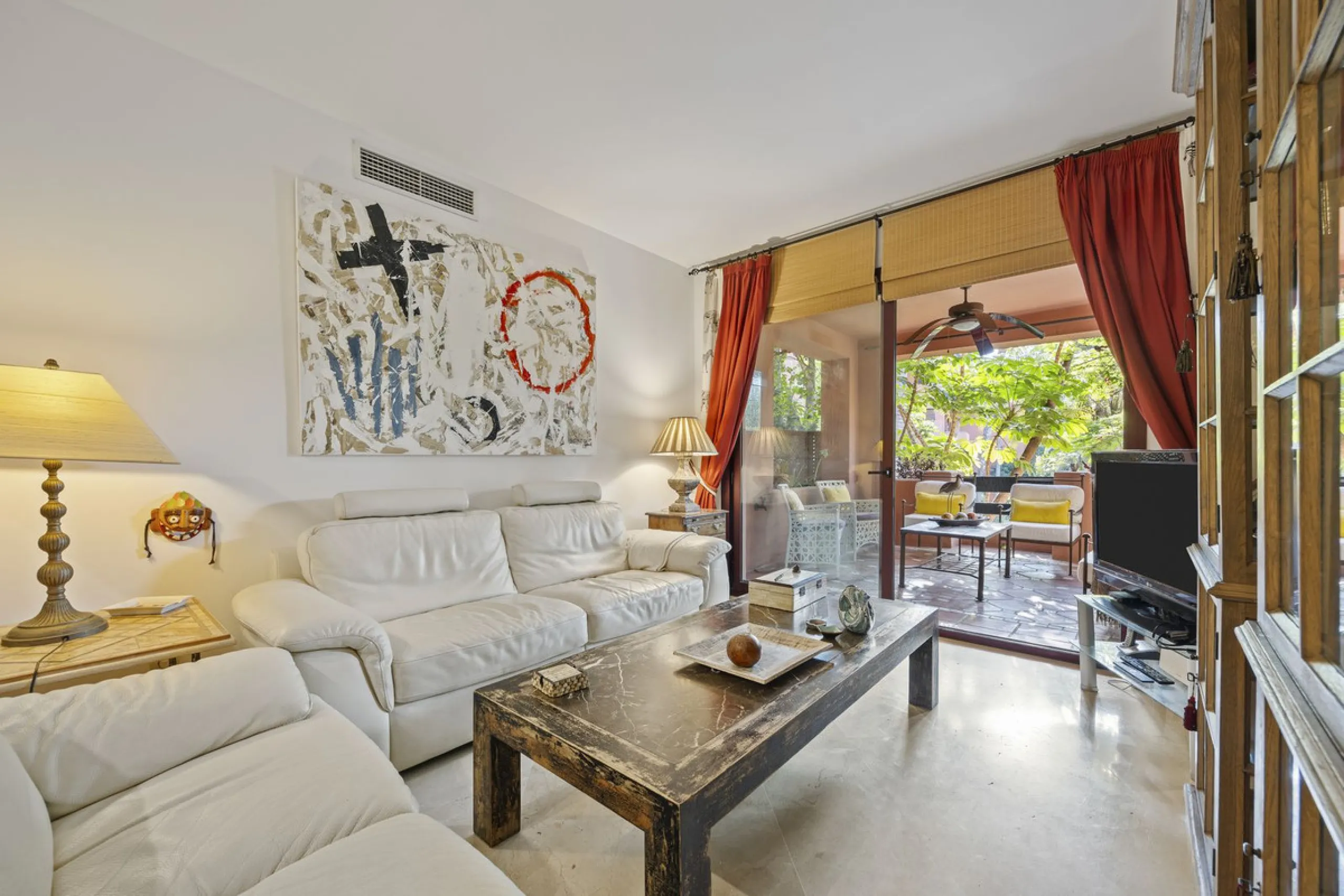 This elegant apartment is located in Alicate Playa, one of the most prestigious beachfront developments on the Costa del Sol, situated next to one of Marbella's finest sandy beaches.