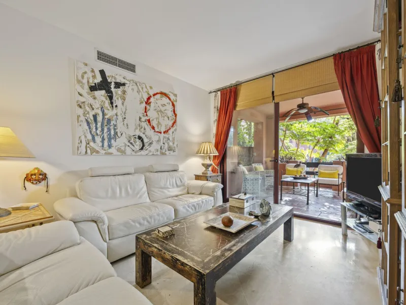 This elegant apartment is located in Alicate Playa, one of the most prestigious beachfront developments on the Costa del Sol, situated next to one of Marbella's finest sandy beaches.