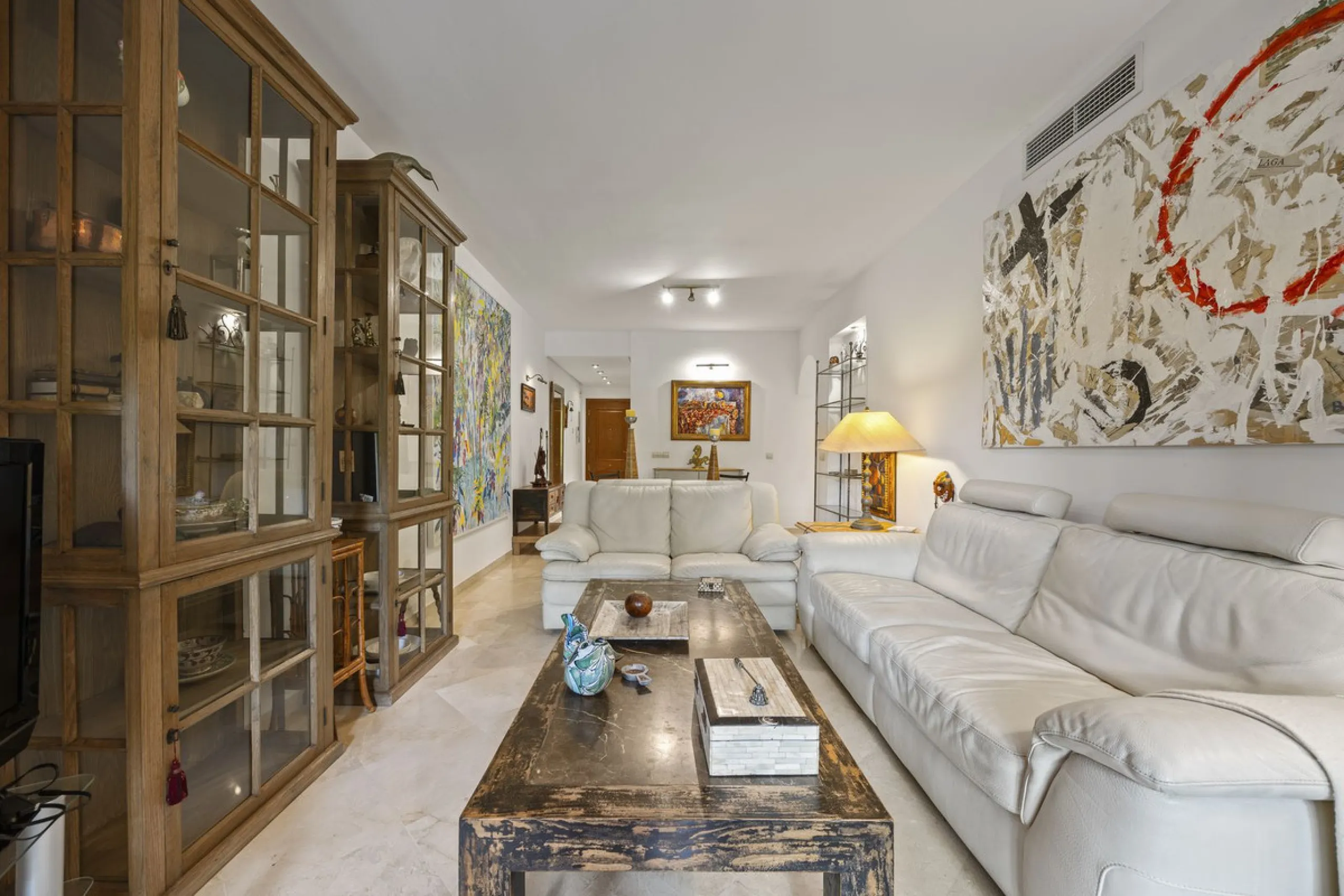 This elegant apartment is located in Alicate Playa, one of the most prestigious beachfront developments on the Costa del Sol, situated next to one of Marbella's finest sandy beaches.