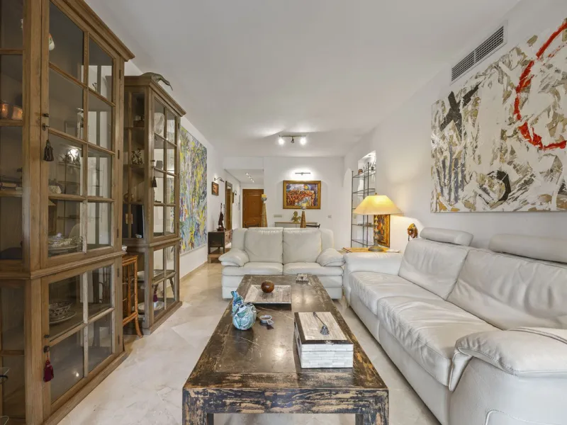 This elegant apartment is located in Alicate Playa, one of the most prestigious beachfront developments on the Costa del Sol, situated next to one of Marbella's finest sandy beaches.