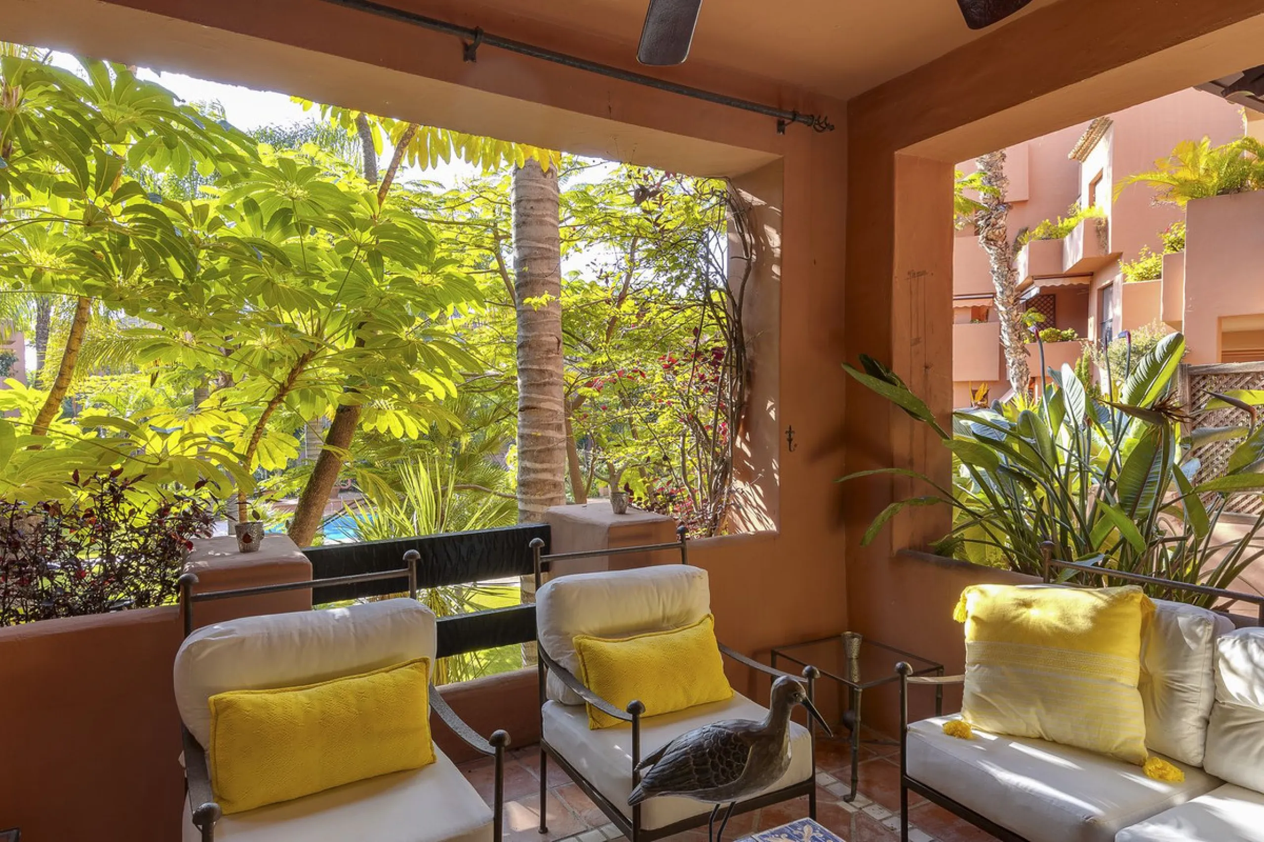 This elegant apartment is located in Alicate Playa, one of the most prestigious beachfront developments on the Costa del Sol, situated next to one of Marbella's finest sandy beaches.