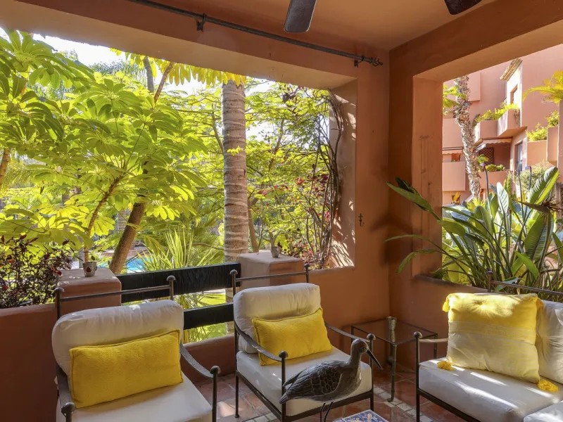 This elegant apartment is located in Alicate Playa, one of the most prestigious beachfront developments on the Costa del Sol, situated next to one of Marbella's finest sandy beaches.