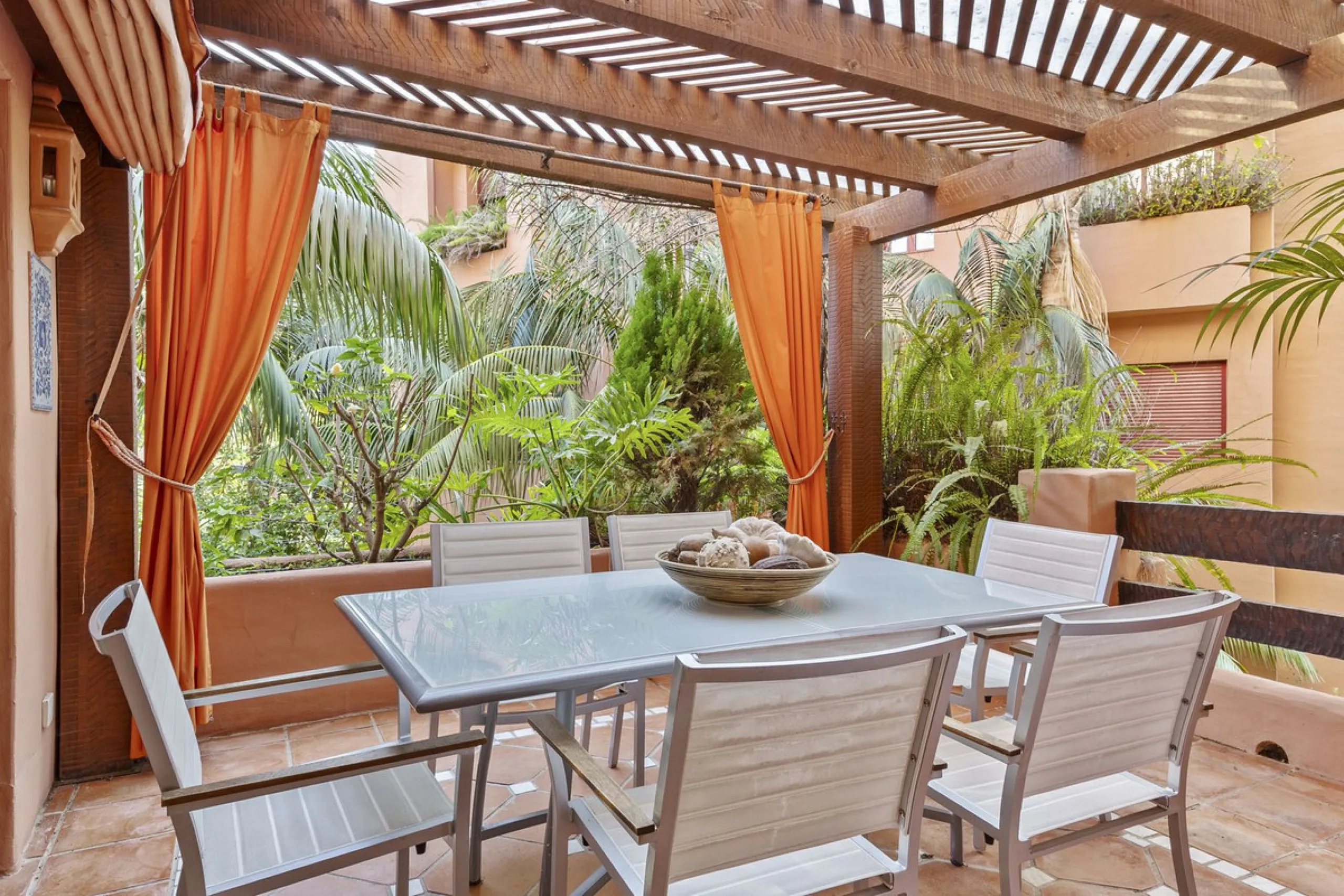 This elegant apartment is located in Alicate Playa, one of the most prestigious beachfront developments on the Costa del Sol, situated next to one of Marbella's finest sandy beaches.