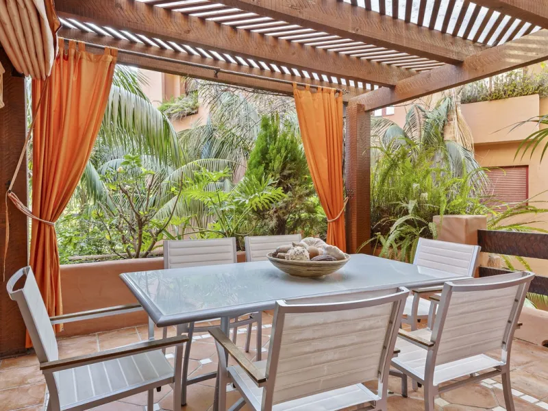 This elegant apartment is located in Alicate Playa, one of the most prestigious beachfront developments on the Costa del Sol, situated next to one of Marbella's finest sandy beaches.
