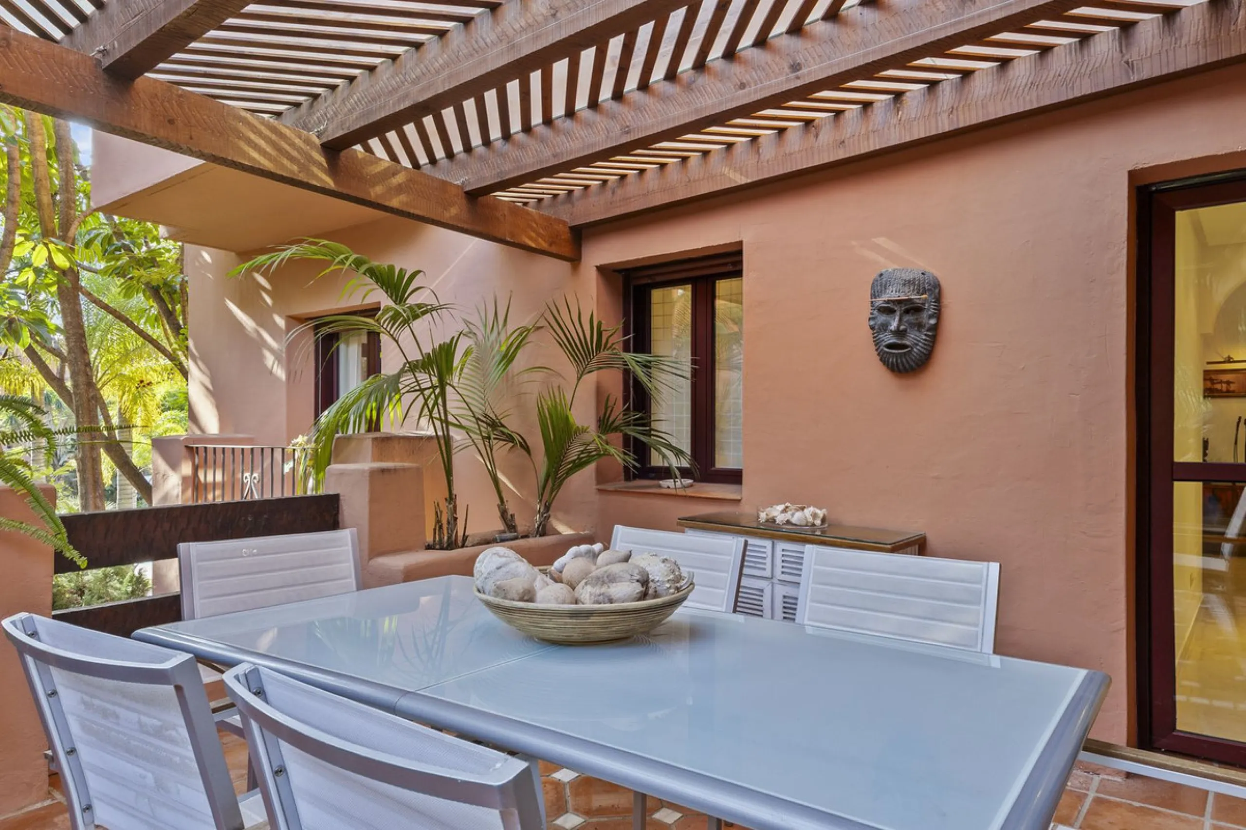 This elegant apartment is located in Alicate Playa, one of the most prestigious beachfront developments on the Costa del Sol, situated next to one of Marbella's finest sandy beaches.