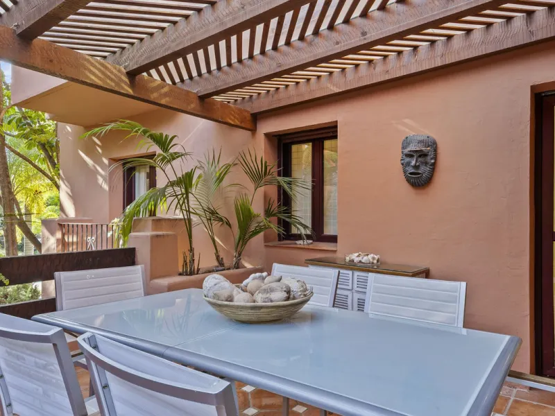 This elegant apartment is located in Alicate Playa, one of the most prestigious beachfront developments on the Costa del Sol, situated next to one of Marbella's finest sandy beaches.