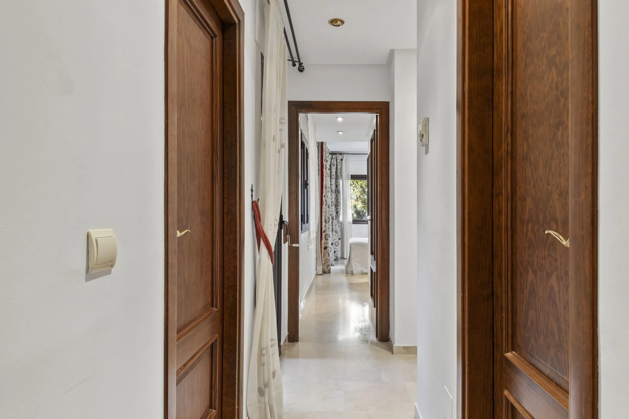 This elegant apartment is located in Alicate Playa, one of the most prestigious beachfront developments on the Costa del Sol, situated next to one of Marbella's finest sandy beaches.