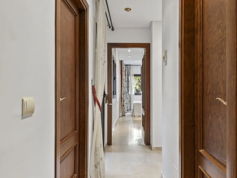 This elegant apartment is located in Alicate Playa, one of the most prestigious beachfront developments on the Costa del Sol, situated next to one of Marbella's finest sandy beaches.