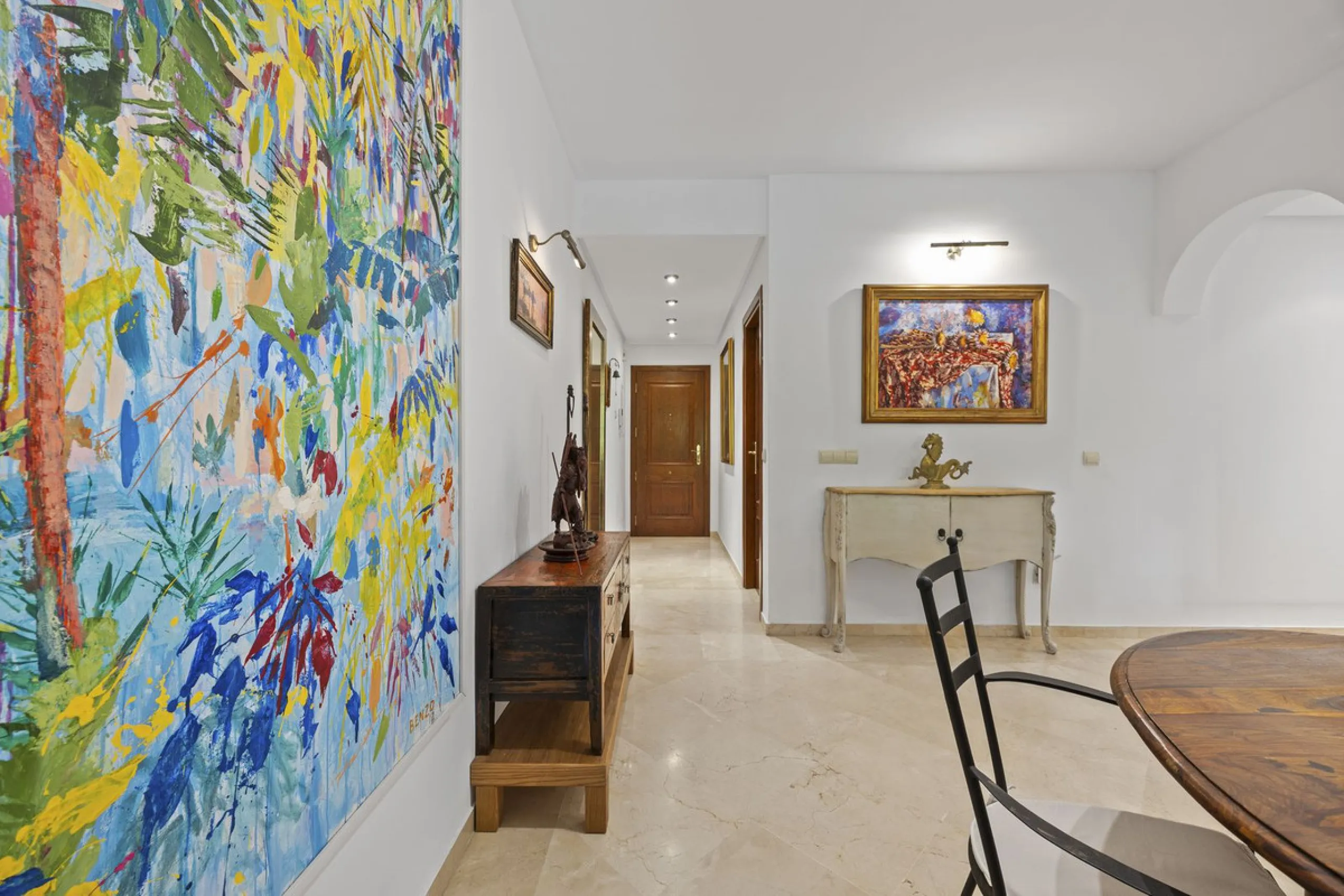This elegant apartment is located in Alicate Playa, one of the most prestigious beachfront developments on the Costa del Sol, situated next to one of Marbella's finest sandy beaches.