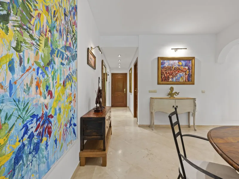 This elegant apartment is located in Alicate Playa, one of the most prestigious beachfront developments on the Costa del Sol, situated next to one of Marbella's finest sandy beaches.