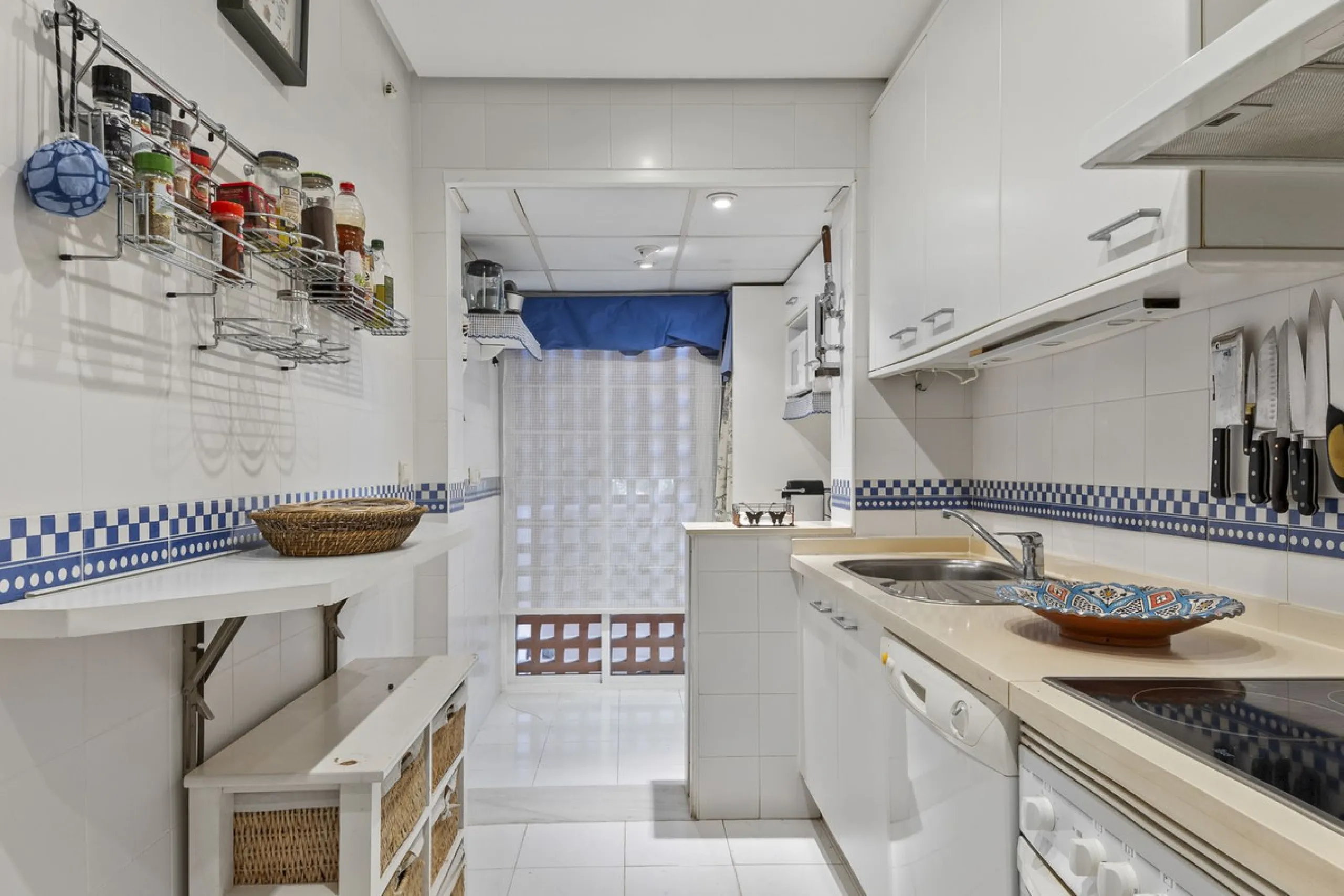 This elegant apartment is located in Alicate Playa, one of the most prestigious beachfront developments on the Costa del Sol, situated next to one of Marbella's finest sandy beaches.