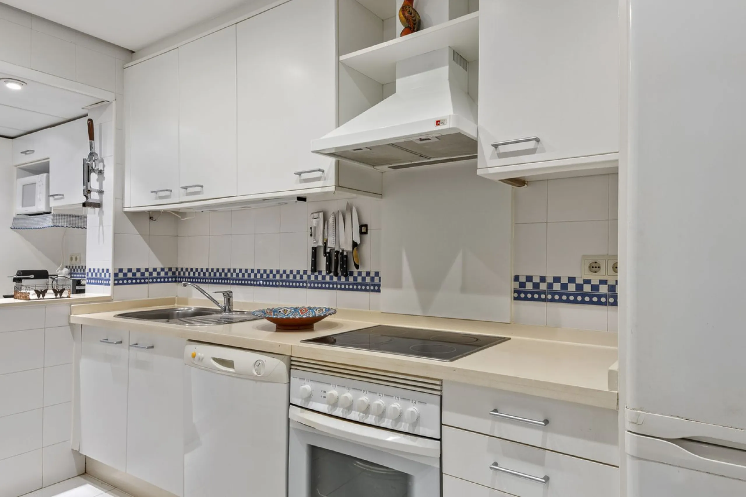 This elegant apartment is located in Alicate Playa, one of the most prestigious beachfront developments on the Costa del Sol, situated next to one of Marbella's finest sandy beaches.