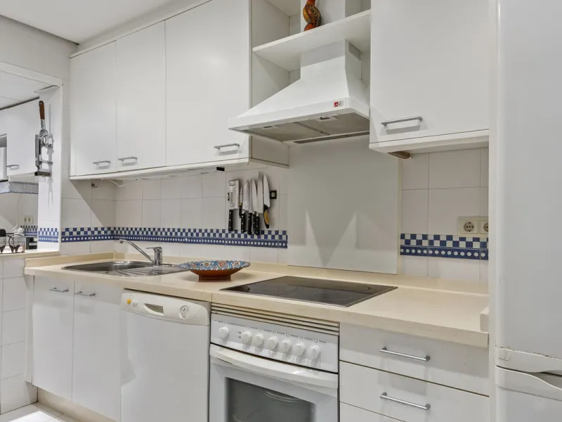 This elegant apartment is located in Alicate Playa, one of the most prestigious beachfront developments on the Costa del Sol, situated next to one of Marbella's finest sandy beaches.