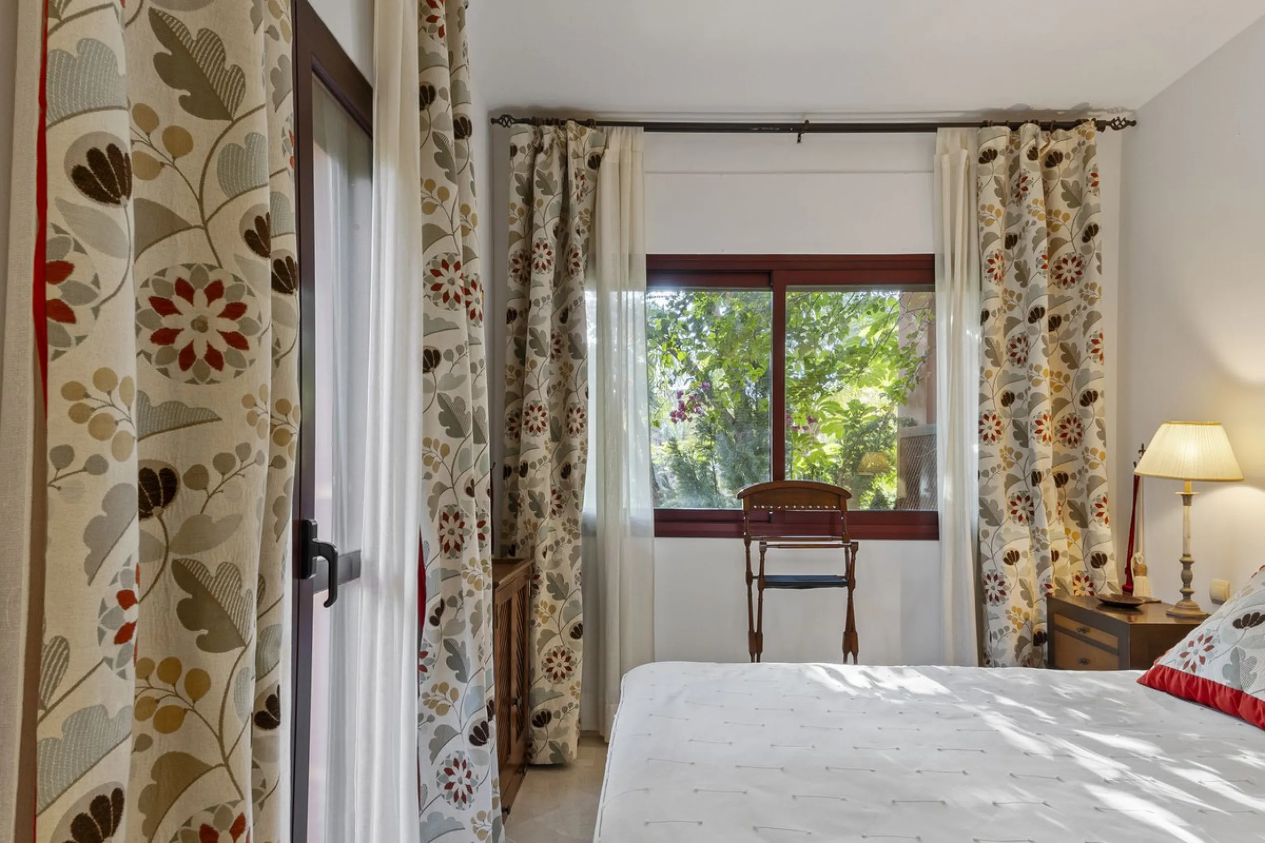 This elegant apartment is located in Alicate Playa, one of the most prestigious beachfront developments on the Costa del Sol, situated next to one of Marbella's finest sandy beaches.