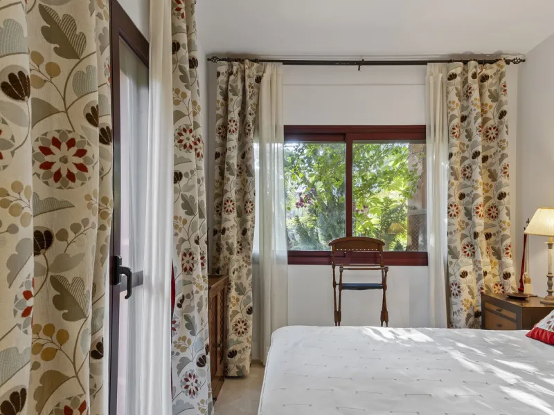 This elegant apartment is located in Alicate Playa, one of the most prestigious beachfront developments on the Costa del Sol, situated next to one of Marbella's finest sandy beaches.