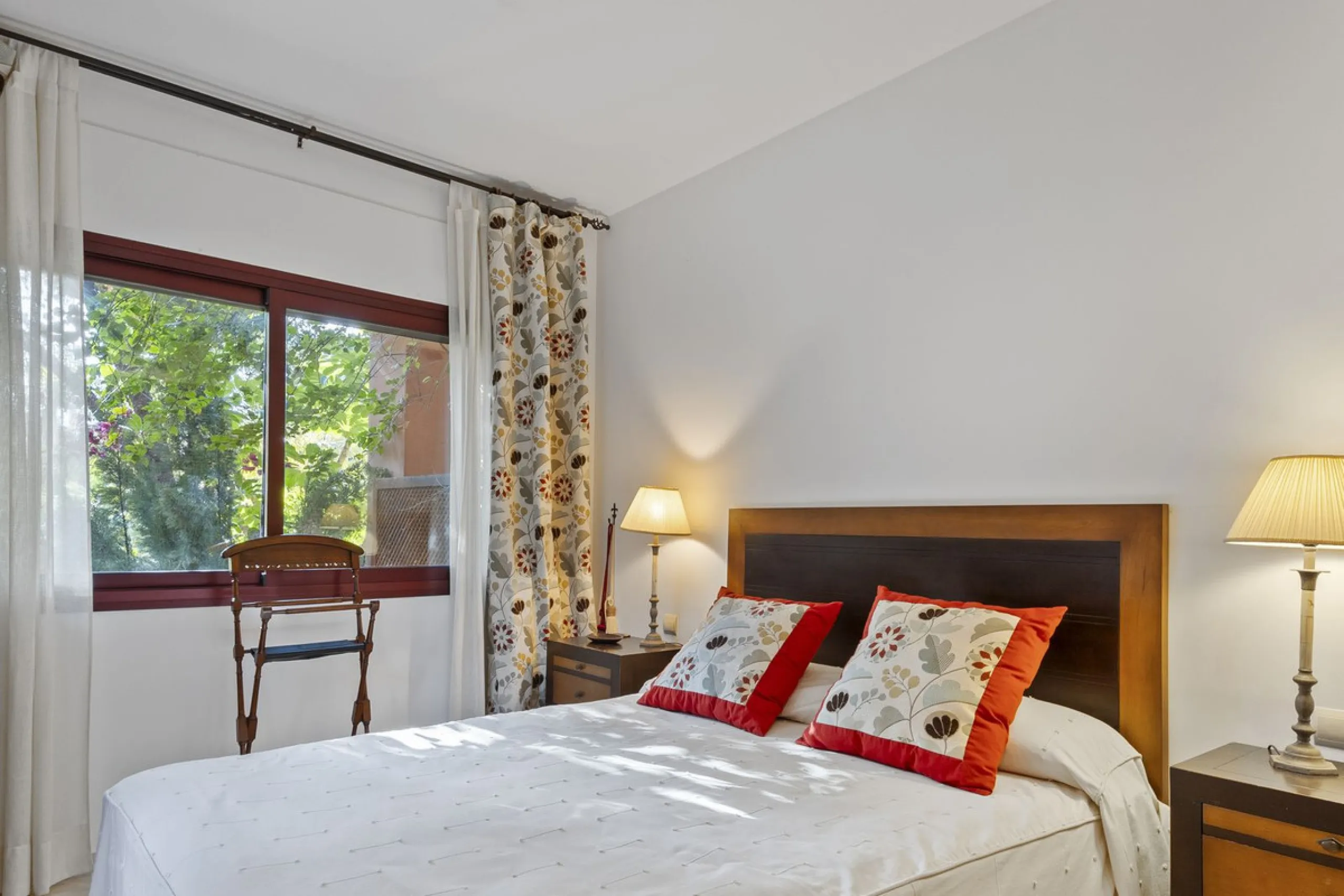 This elegant apartment is located in Alicate Playa, one of the most prestigious beachfront developments on the Costa del Sol, situated next to one of Marbella's finest sandy beaches.