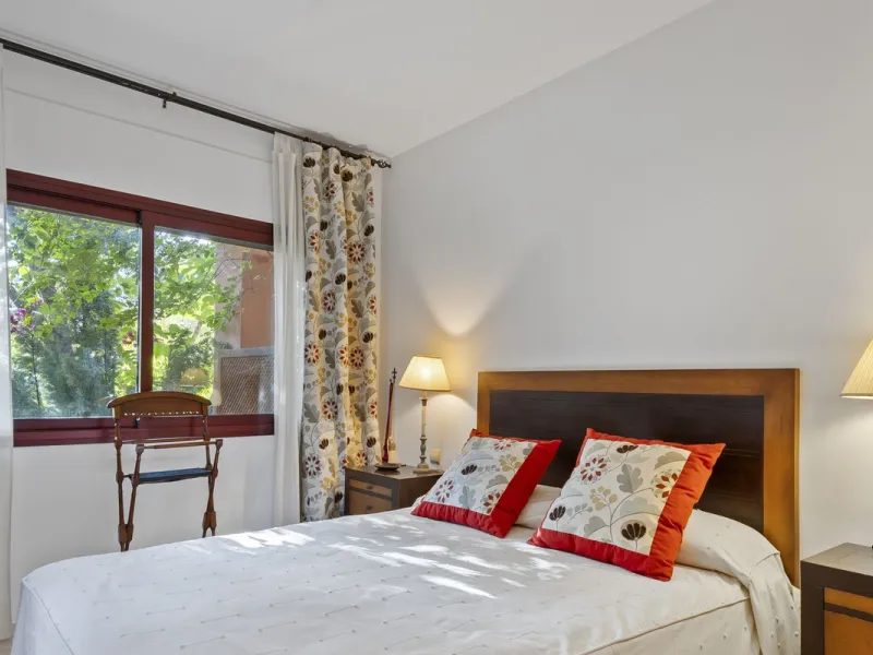 This elegant apartment is located in Alicate Playa, one of the most prestigious beachfront developments on the Costa del Sol, situated next to one of Marbella's finest sandy beaches.