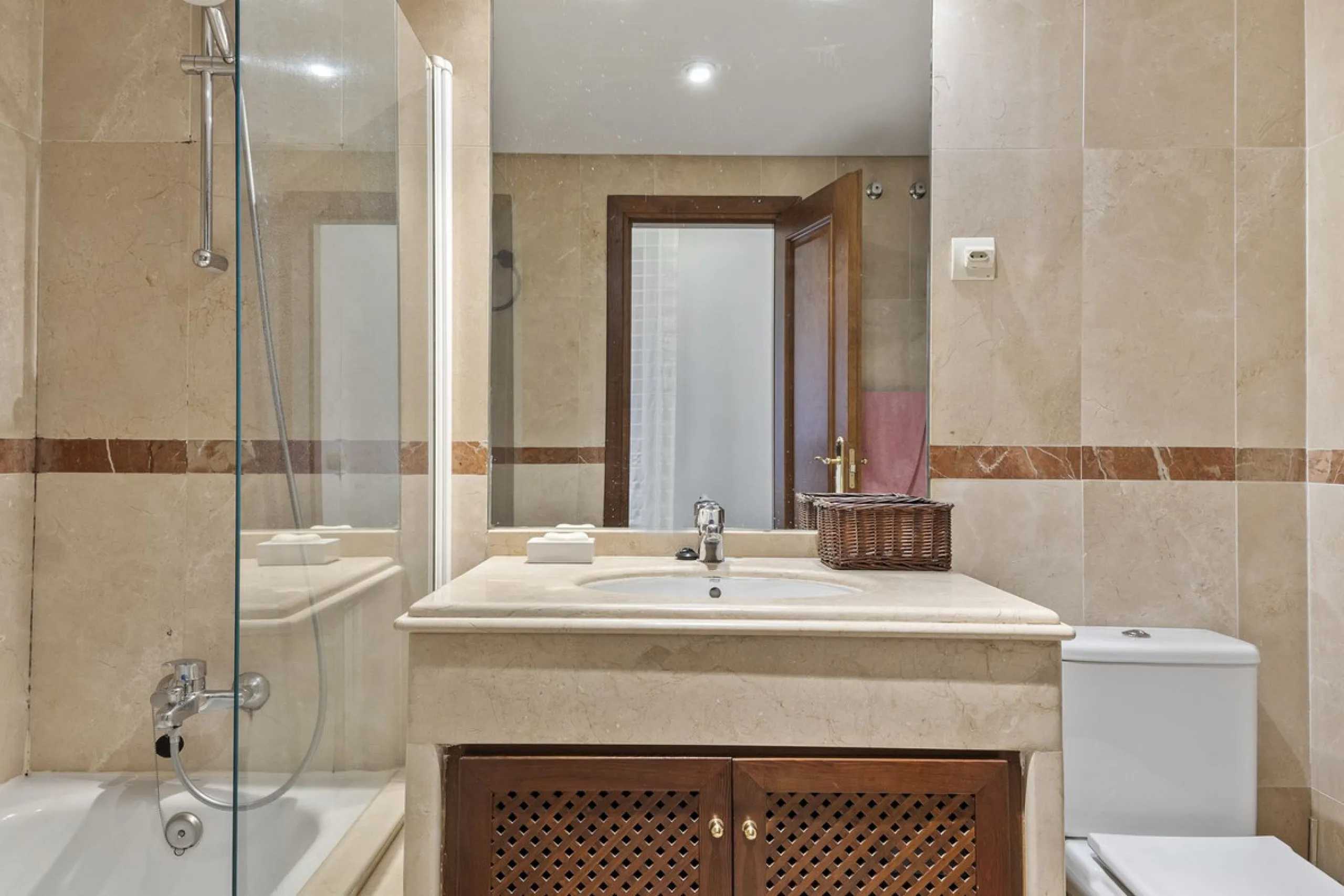 This elegant apartment is located in Alicate Playa, one of the most prestigious beachfront developments on the Costa del Sol, situated next to one of Marbella's finest sandy beaches.