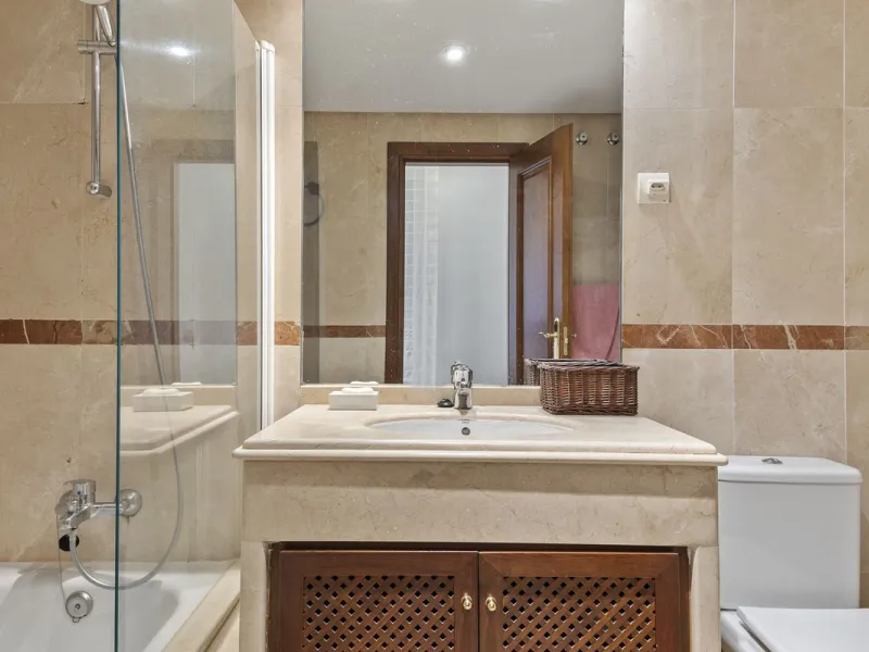 This elegant apartment is located in Alicate Playa, one of the most prestigious beachfront developments on the Costa del Sol, situated next to one of Marbella's finest sandy beaches.