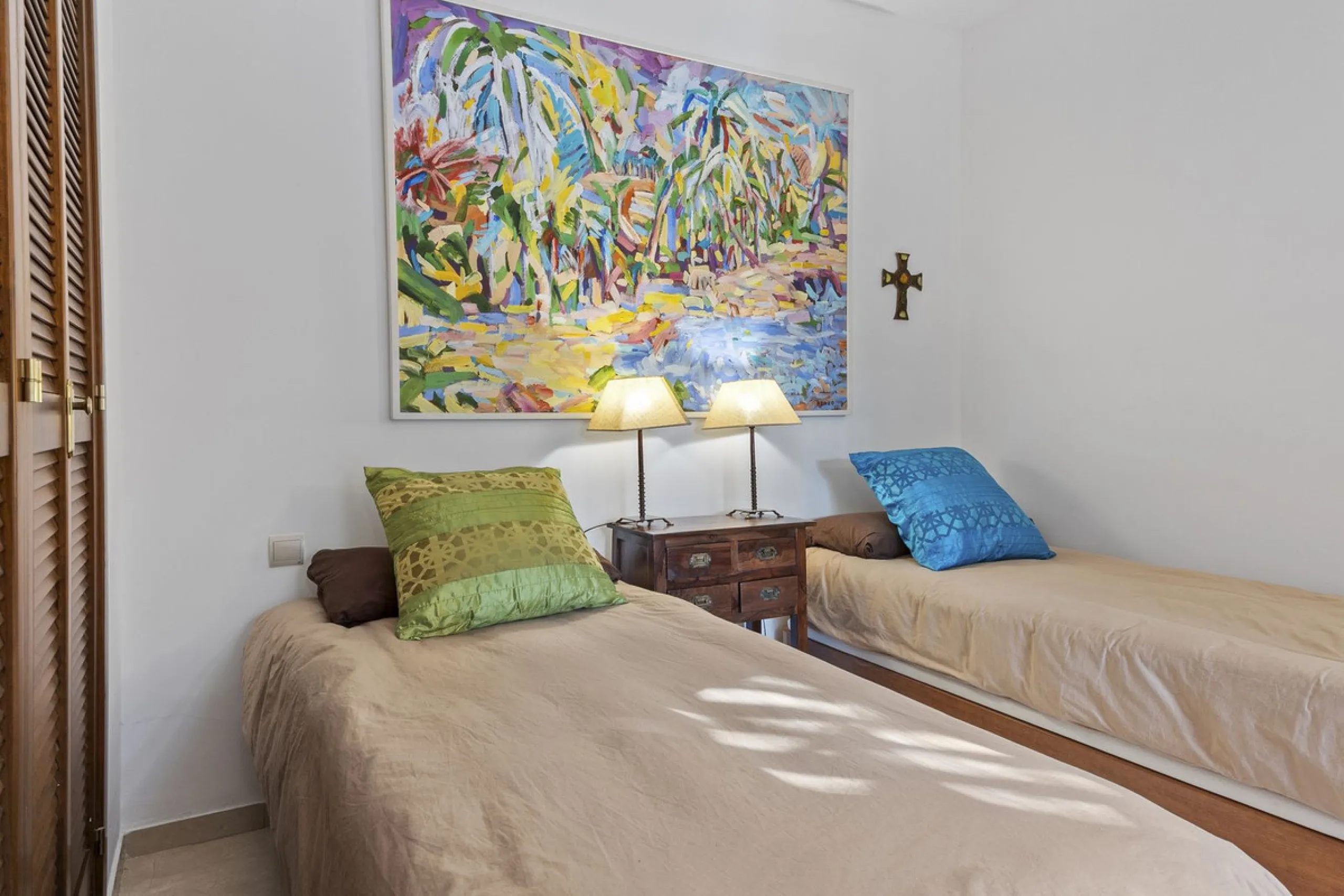This elegant apartment is located in Alicate Playa, one of the most prestigious beachfront developments on the Costa del Sol, situated next to one of Marbella's finest sandy beaches.