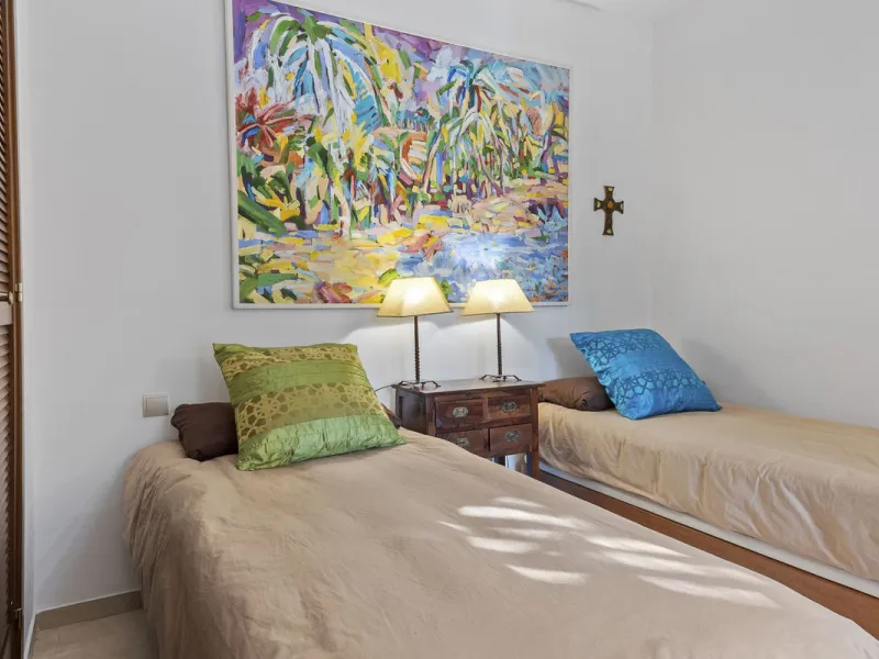 This elegant apartment is located in Alicate Playa, one of the most prestigious beachfront developments on the Costa del Sol, situated next to one of Marbella's finest sandy beaches.