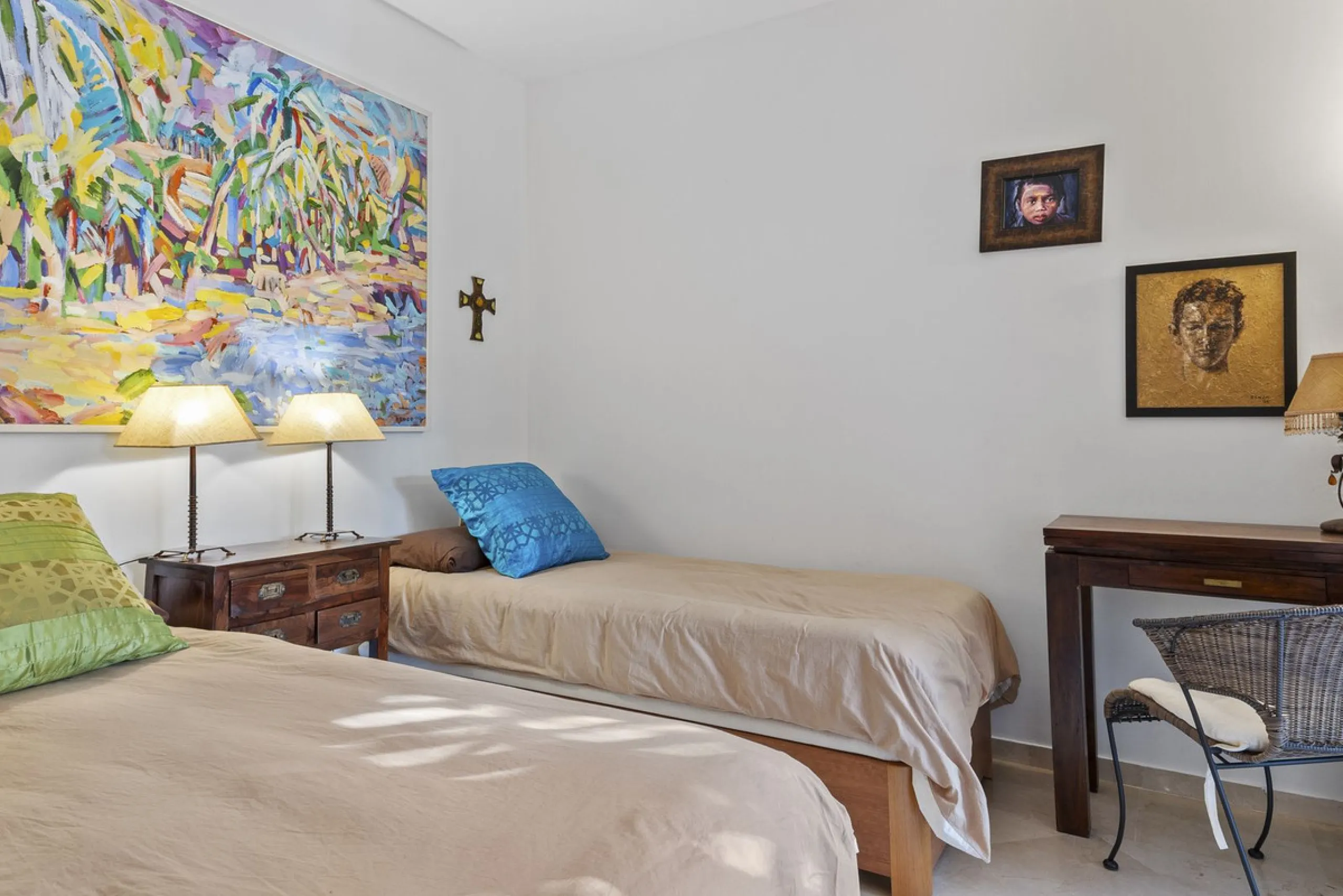 This elegant apartment is located in Alicate Playa, one of the most prestigious beachfront developments on the Costa del Sol, situated next to one of Marbella's finest sandy beaches.