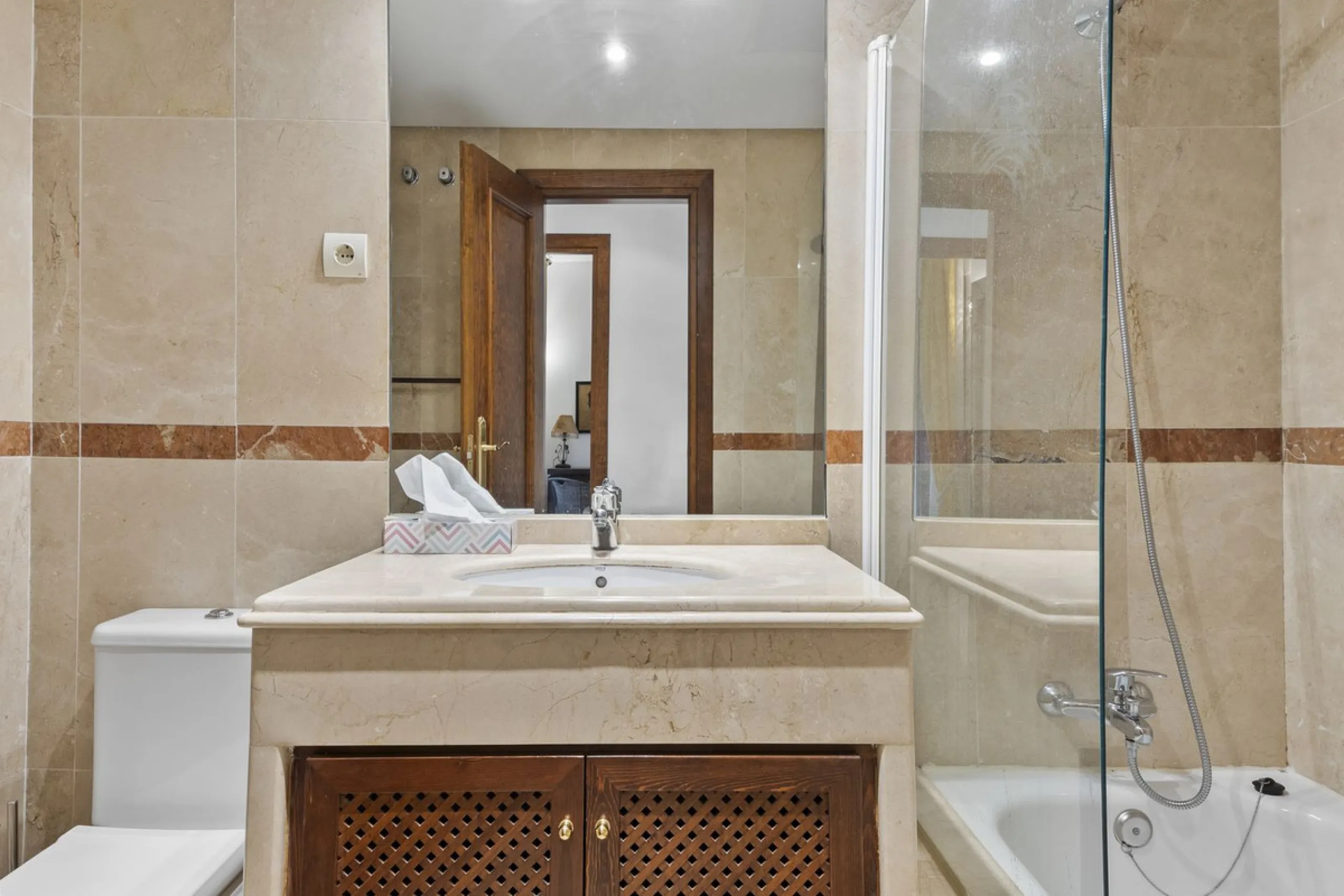 This elegant apartment is located in Alicate Playa, one of the most prestigious beachfront developments on the Costa del Sol, situated next to one of Marbella's finest sandy beaches.