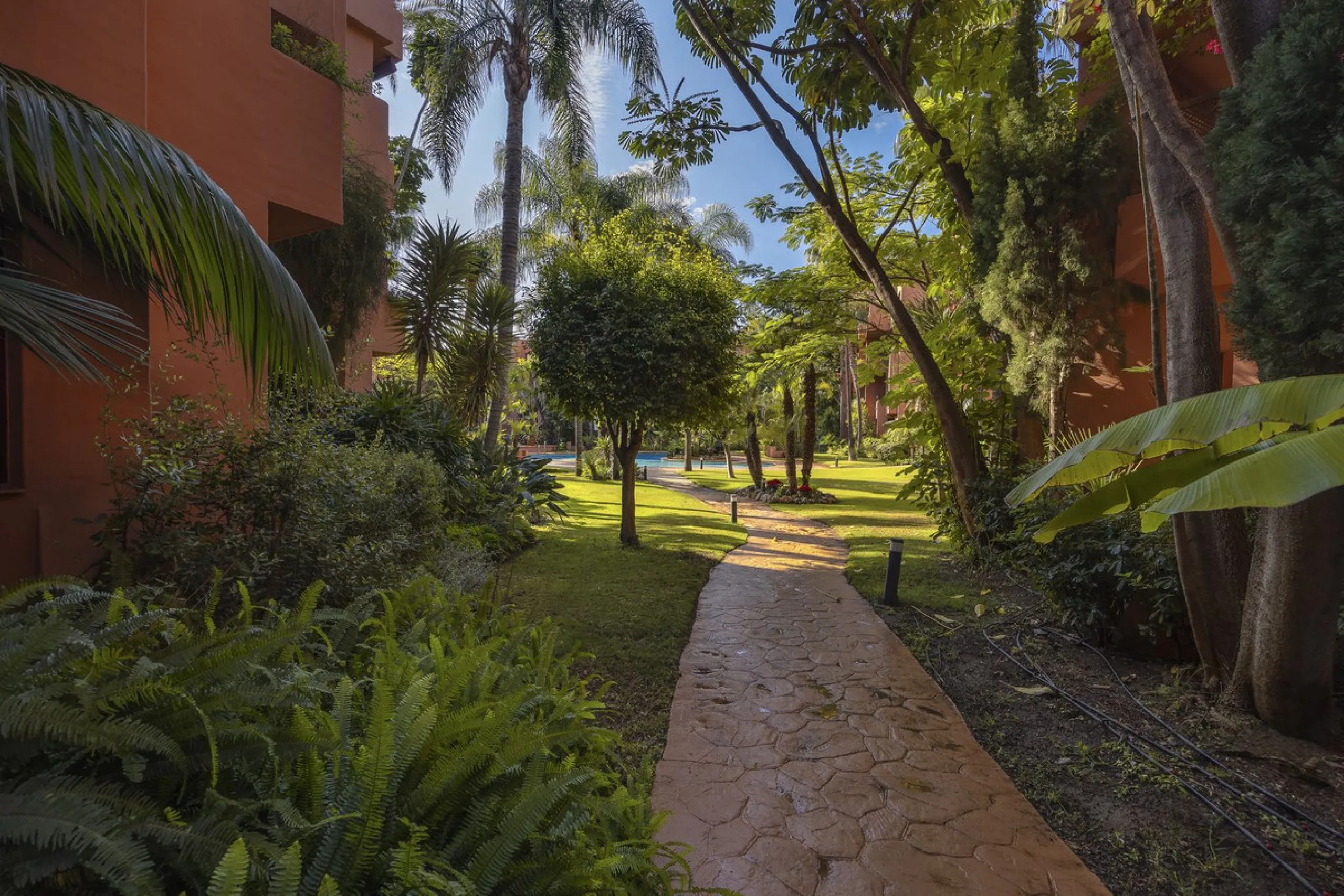 This elegant apartment is located in Alicate Playa, one of the most prestigious beachfront developments on the Costa del Sol, situated next to one of Marbella's finest sandy beaches.