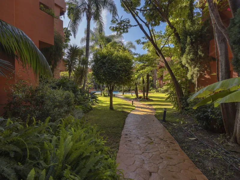 This elegant apartment is located in Alicate Playa, one of the most prestigious beachfront developments on the Costa del Sol, situated next to one of Marbella's finest sandy beaches.