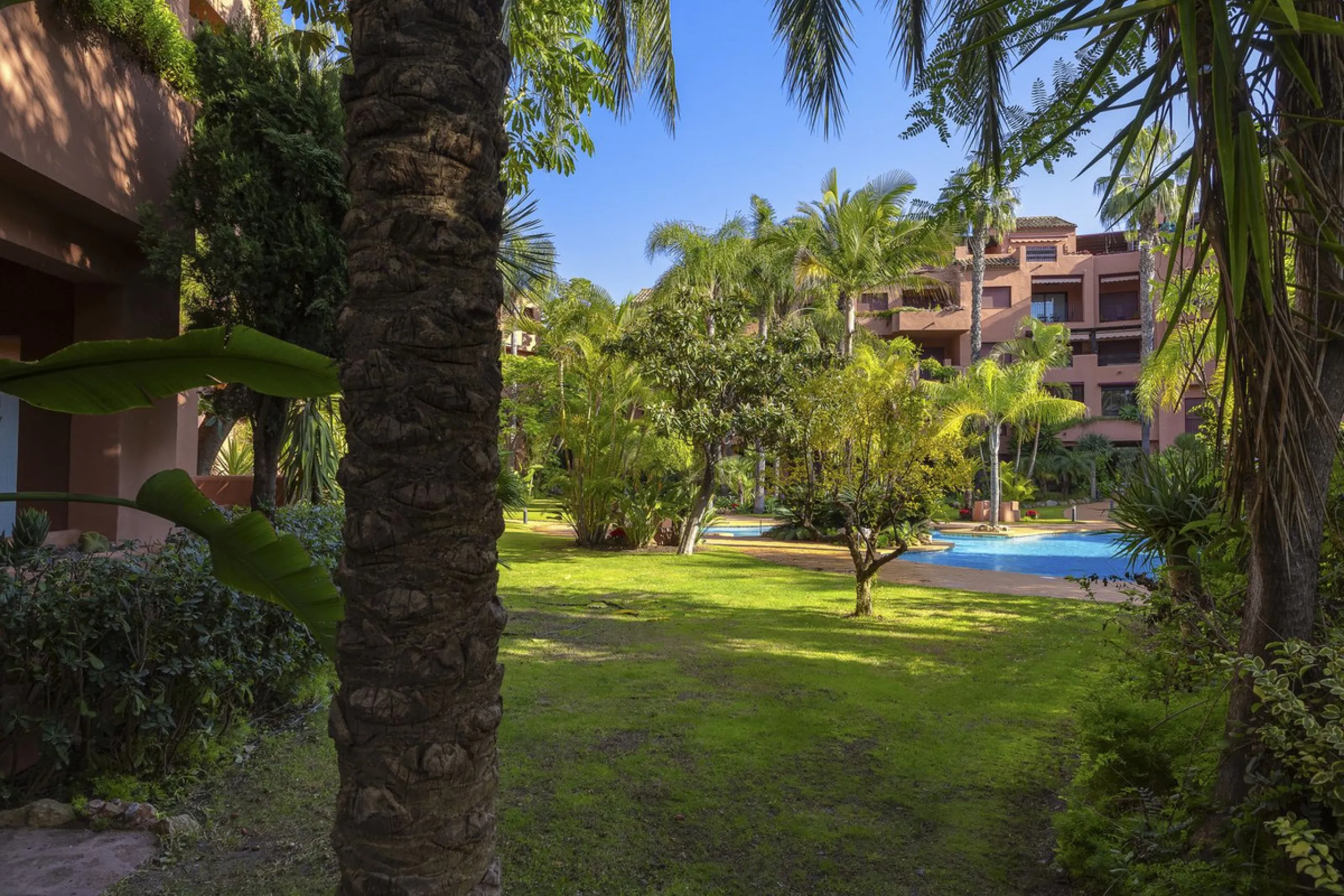 This elegant apartment is located in Alicate Playa, one of the most prestigious beachfront developments on the Costa del Sol, situated next to one of Marbella's finest sandy beaches.
