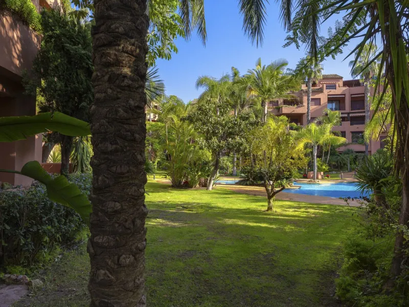 This elegant apartment is located in Alicate Playa, one of the most prestigious beachfront developments on the Costa del Sol, situated next to one of Marbella's finest sandy beaches.