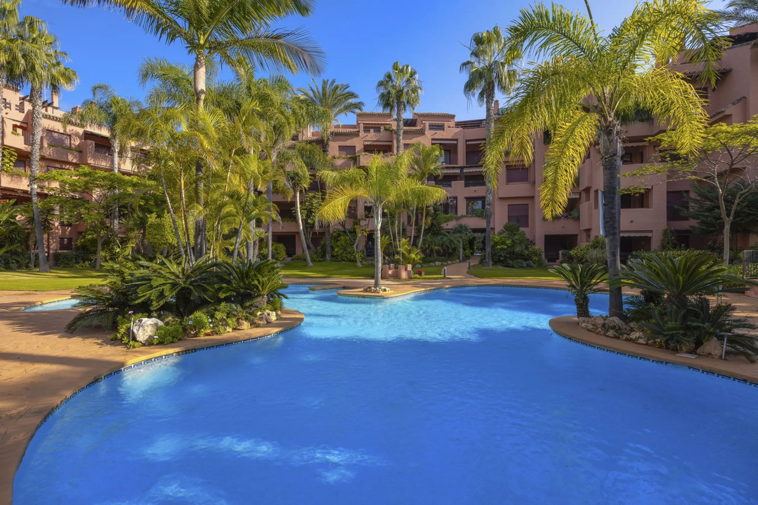 This elegant apartment is located in Alicate Playa, one of the most prestigious beachfront developments on the Costa del Sol, situated next to one of Marbella's finest sandy beaches.