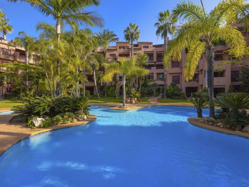 This elegant apartment is located in Alicate Playa, one of the most prestigious beachfront developments on the Costa del Sol, situated next to one of Marbella's finest sandy beaches.